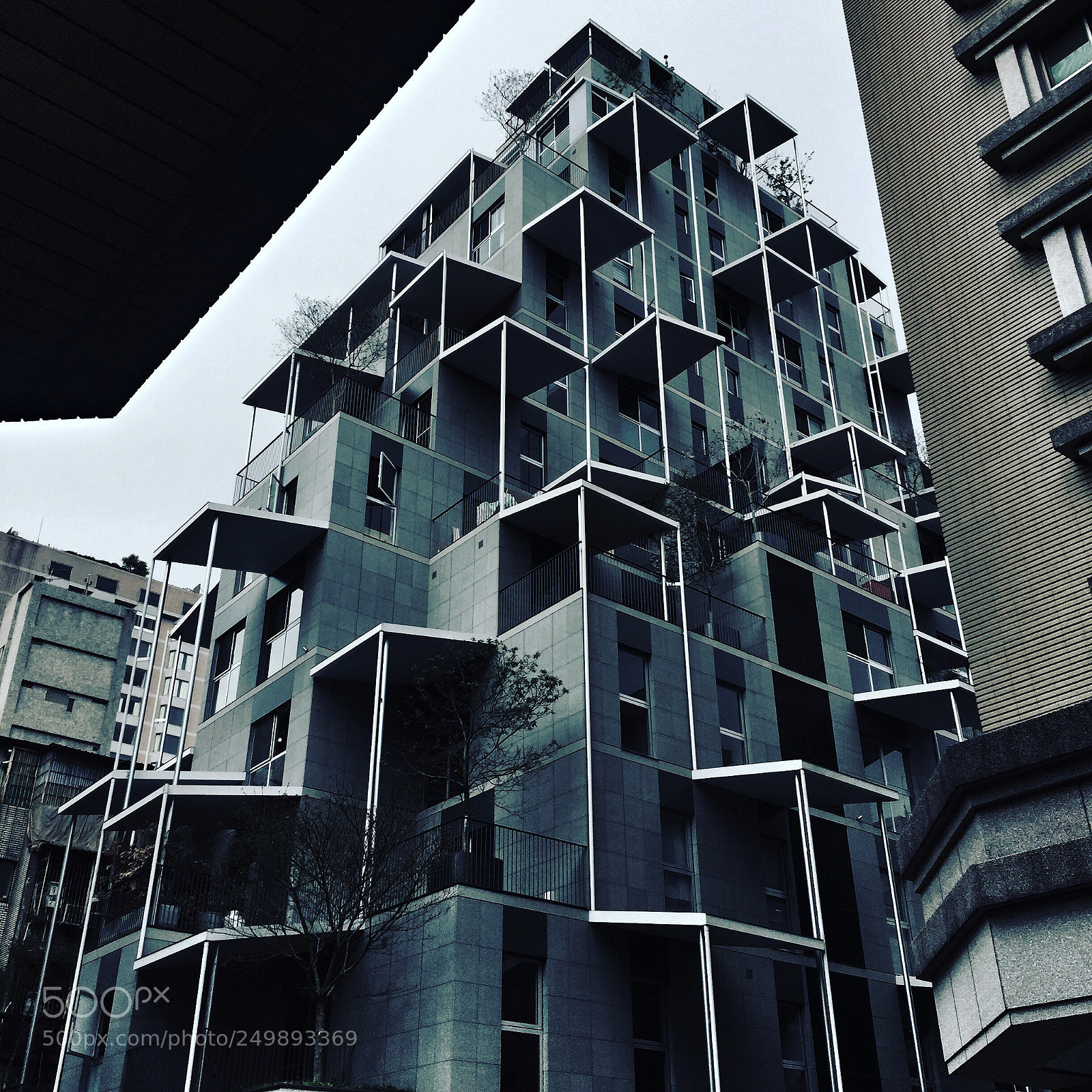Apple iPhone 6 sample photo. 不管它的建築坪效如何？但起碼在無聊的都市建築群中，有了個性
 photography