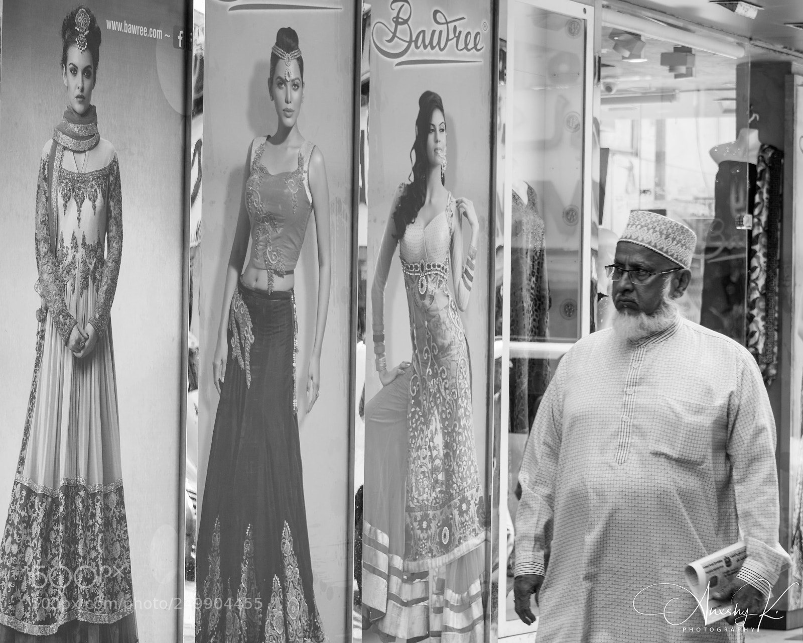 Nikon D5 sample photo. Passing glance photography