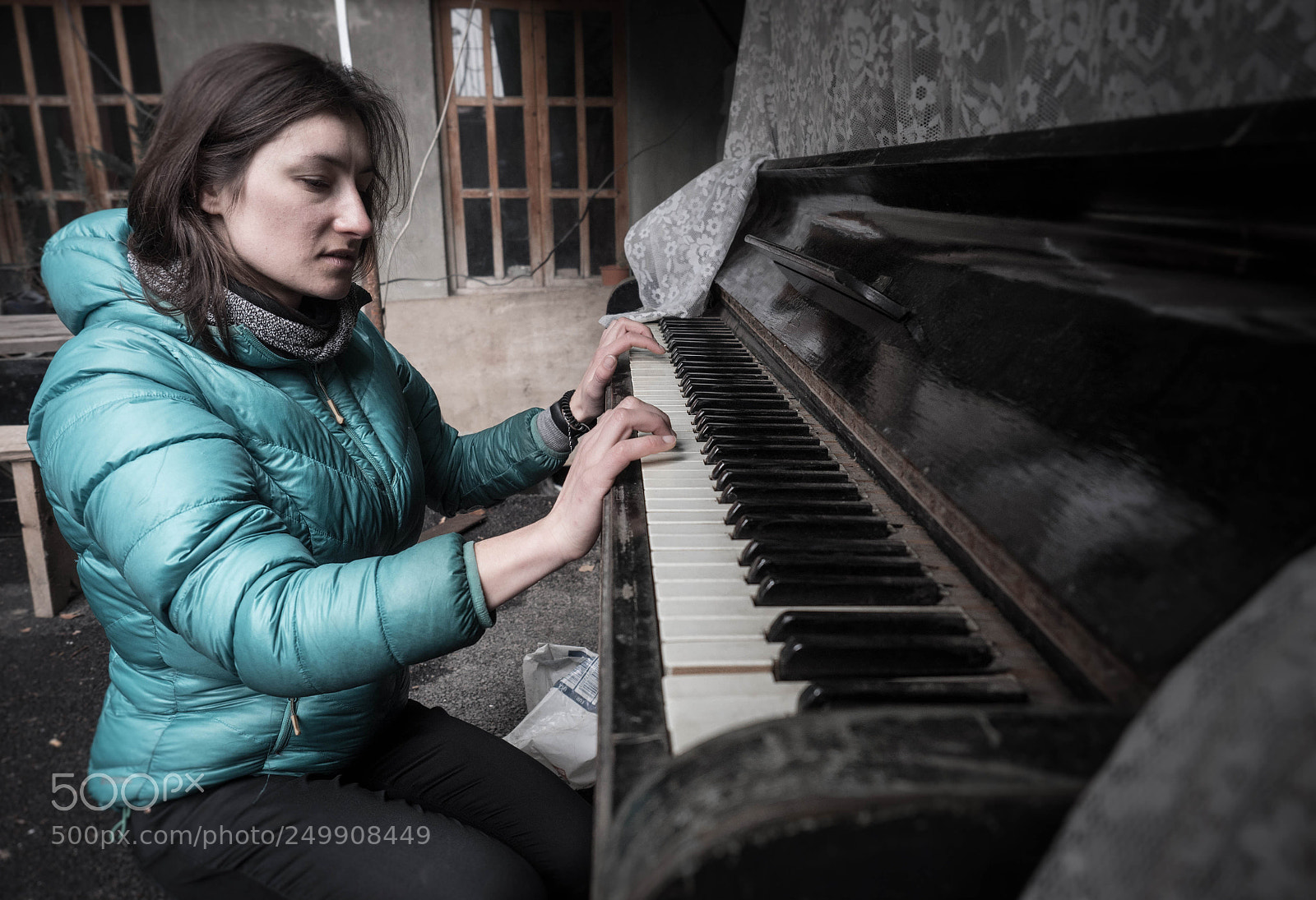 Olympus OM-D E-M5 II sample photo. Old, forgotten piano photography