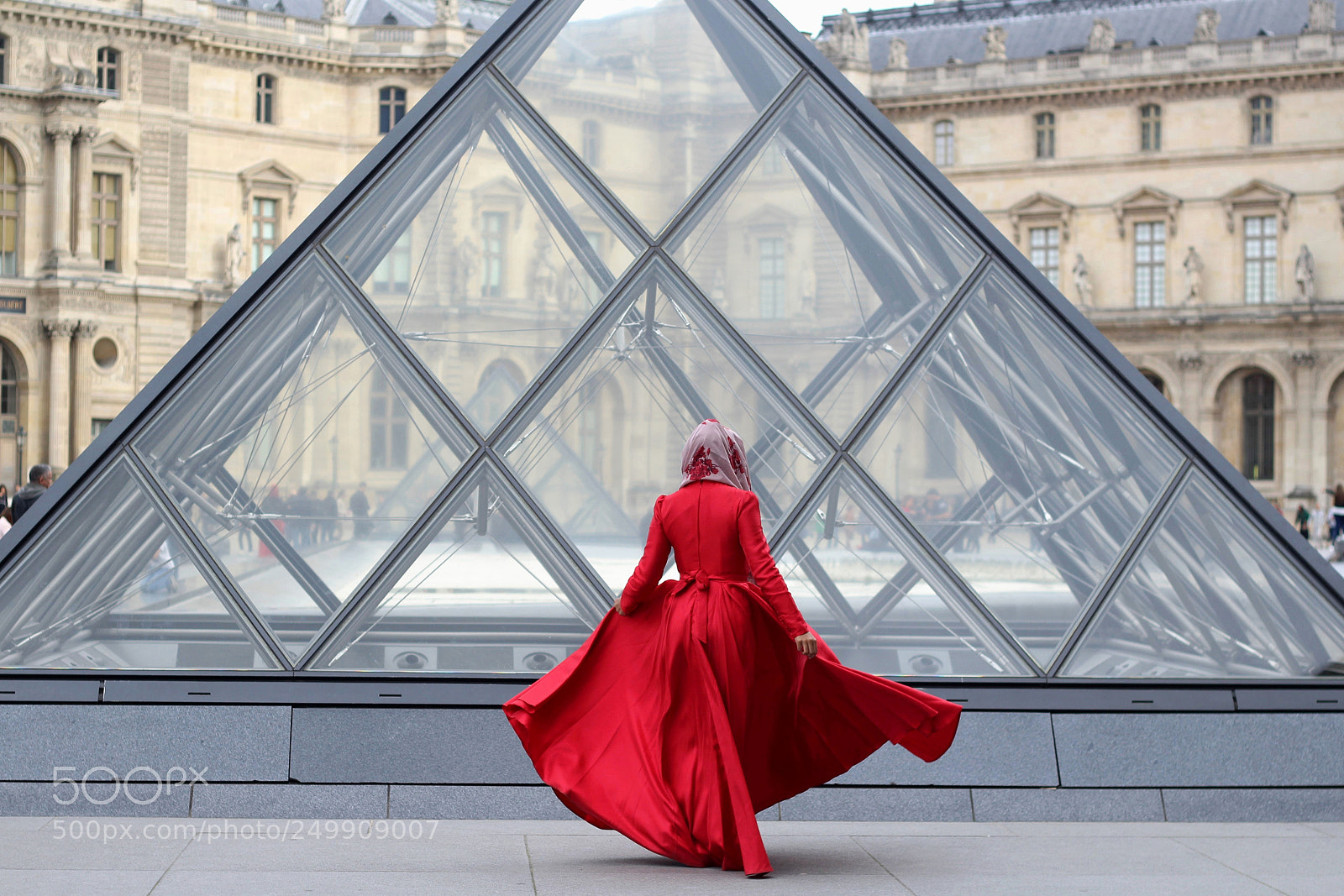 Canon EOS 600D (Rebel EOS T3i / EOS Kiss X5) sample photo. Red lady at the photography