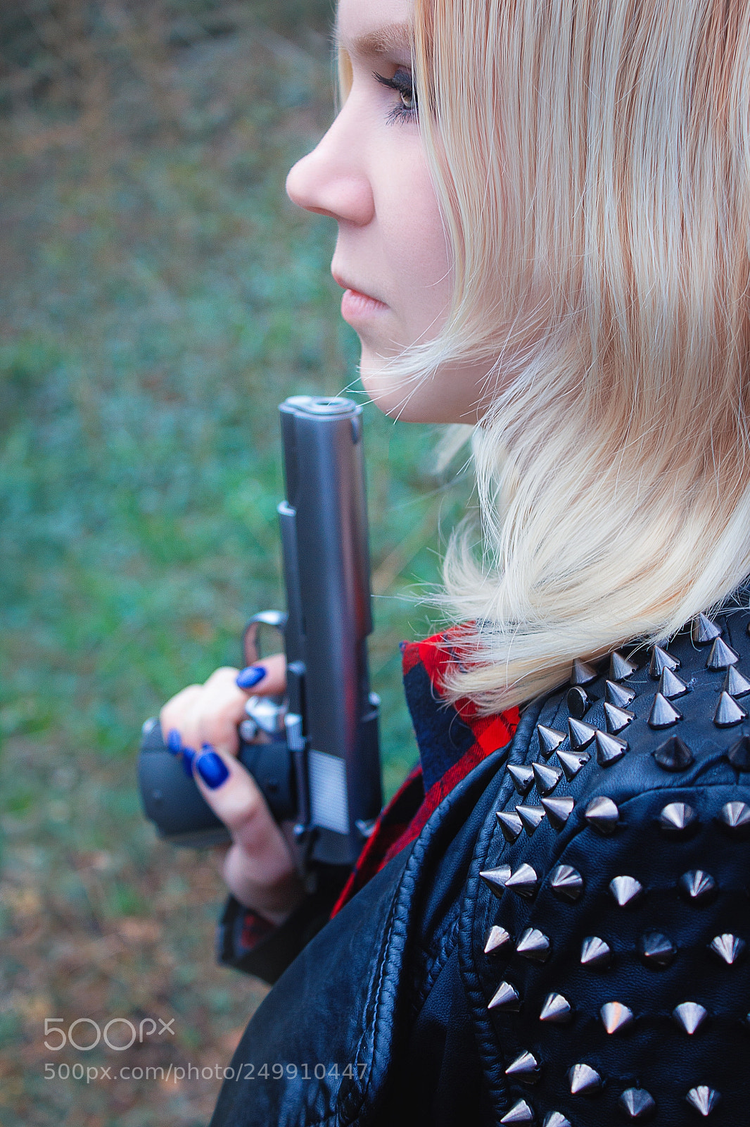 Canon EOS 1200D (EOS Rebel T5 / EOS Kiss X70 / EOS Hi) sample photo. Girl with a gun photography
