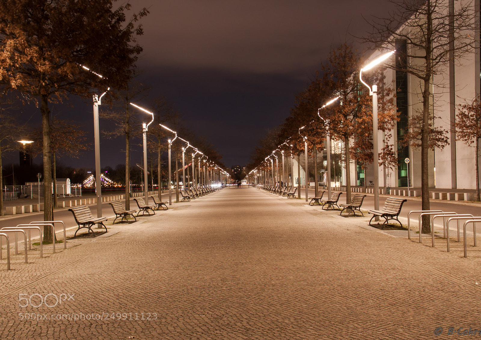 Canon EOS 500D (EOS Rebel T1i / EOS Kiss X3) sample photo. Catwalk by night photography