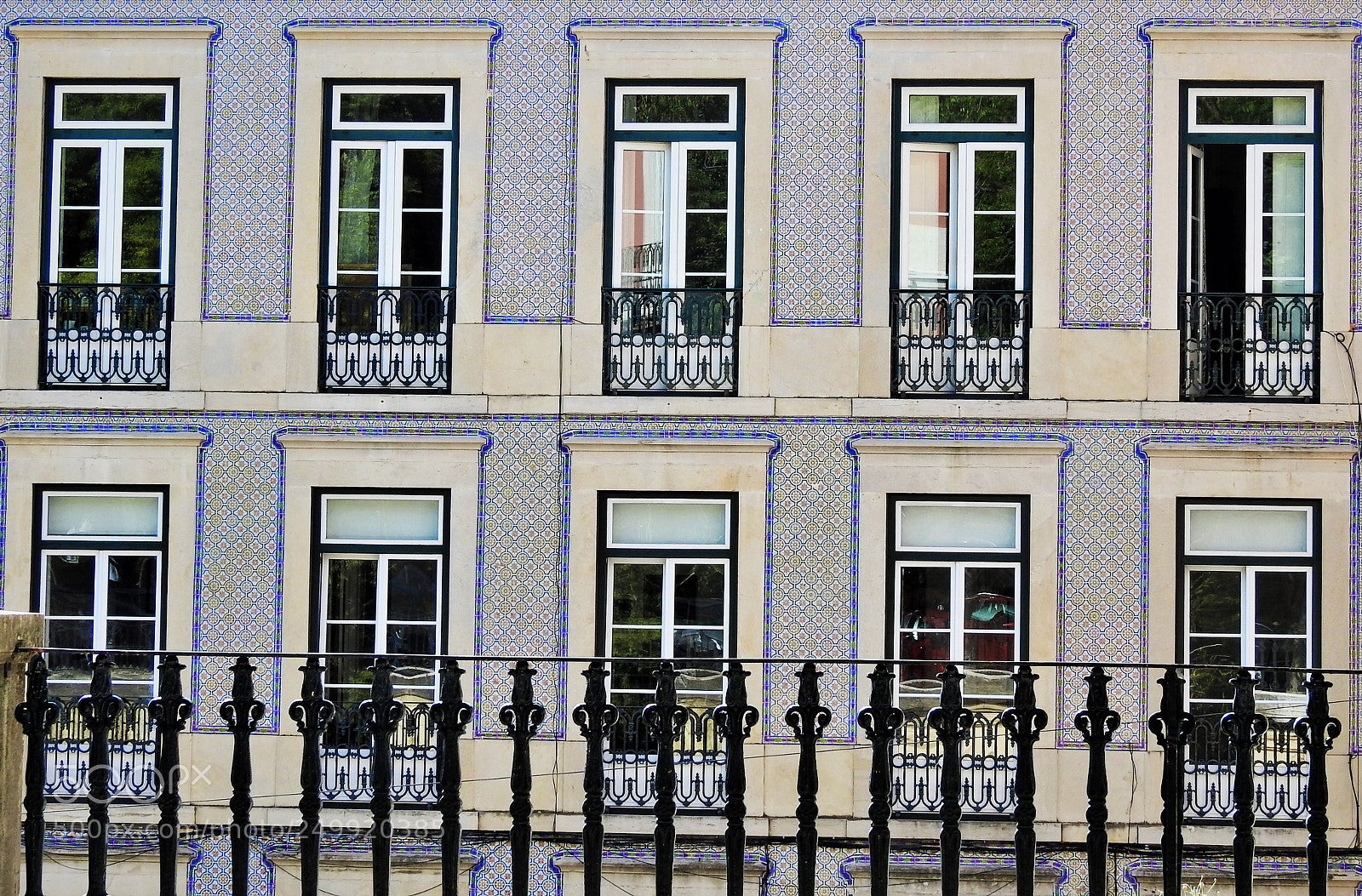 Nikon Coolpix P900 sample photo. Lisbon's windows photography