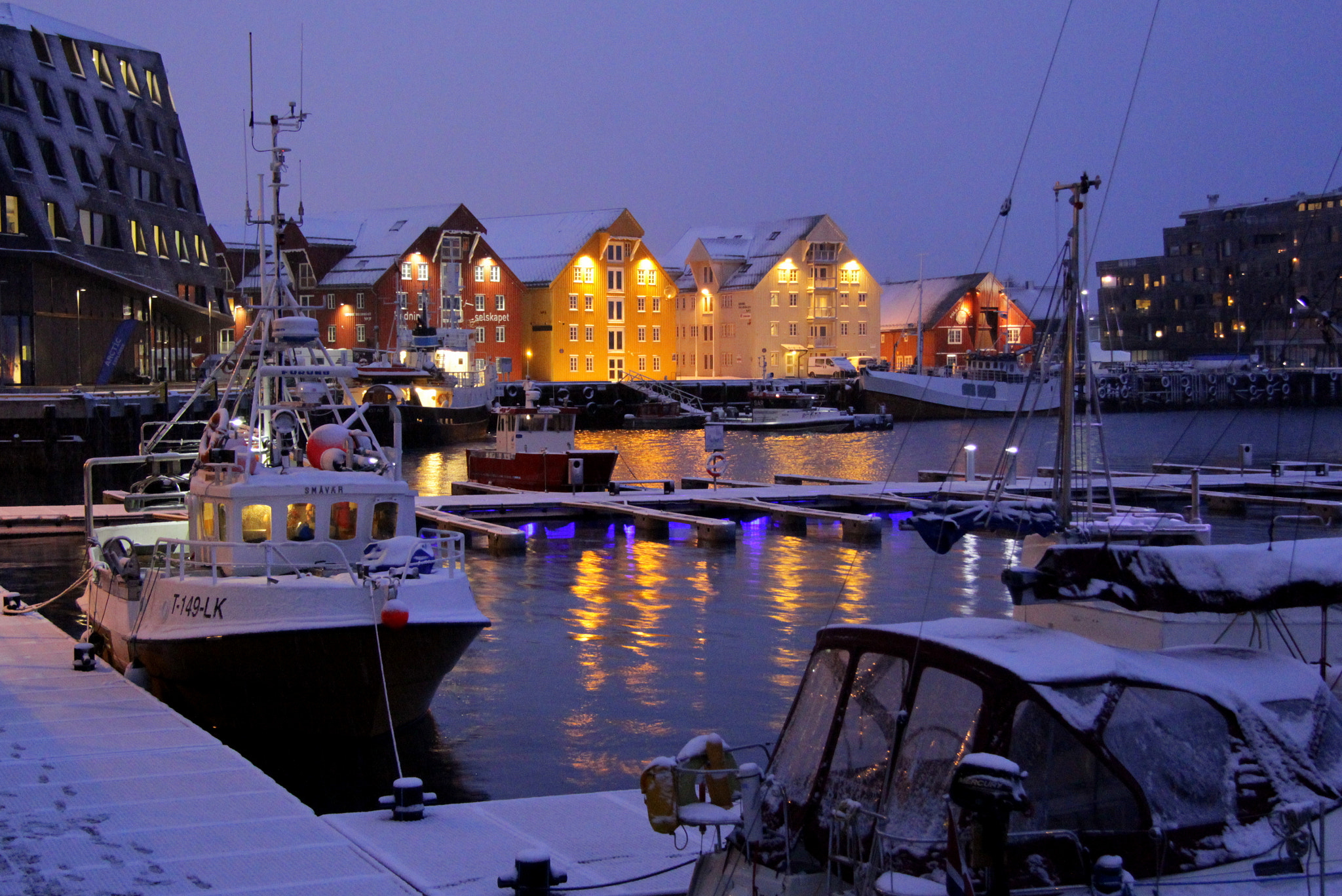 Canon EF-S 17-85mm F4-5.6 IS USM sample photo. The colours of arctic photography