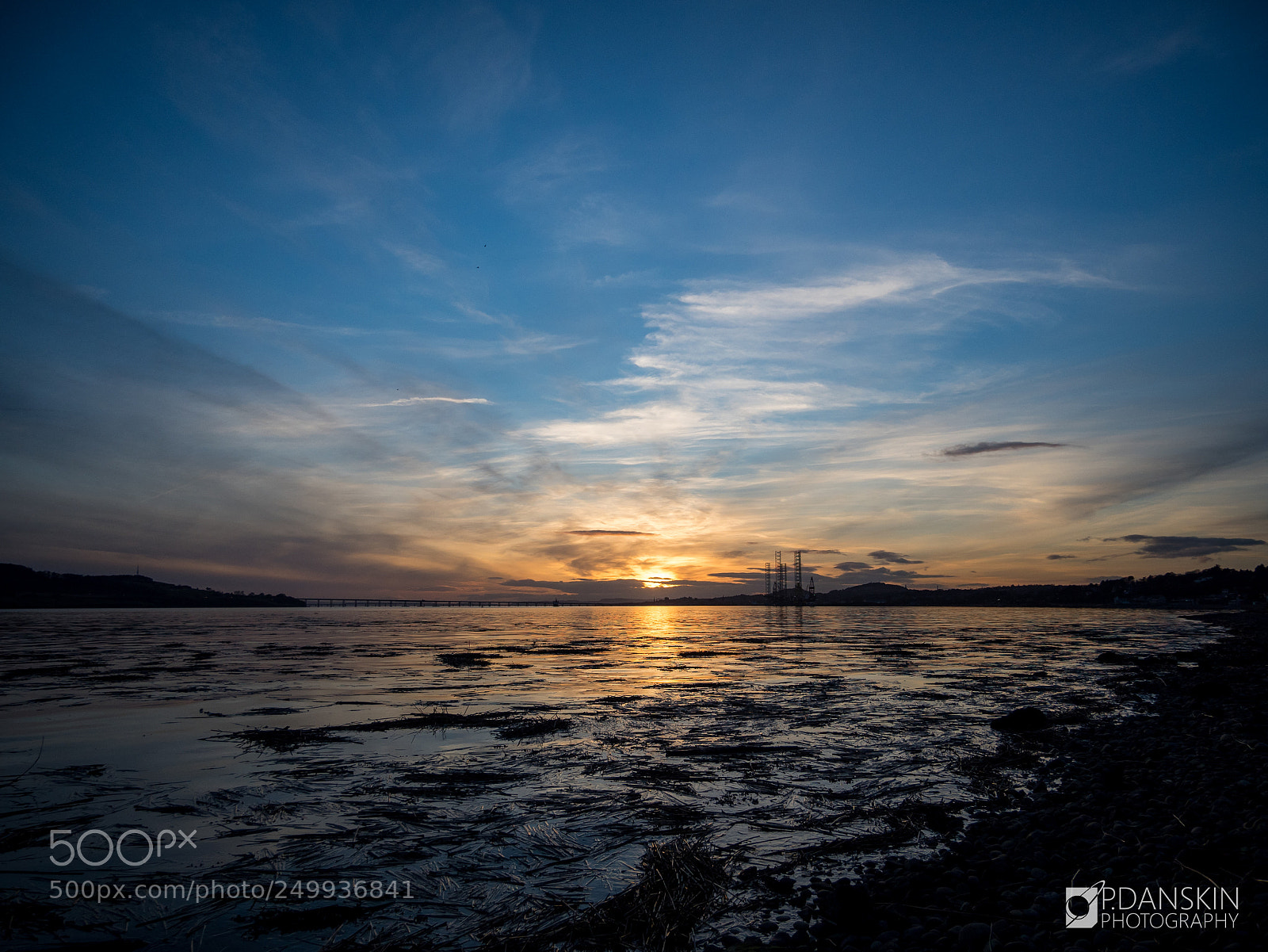 Olympus OM-D E-M5 II sample photo. Sunset behind dundee city photography
