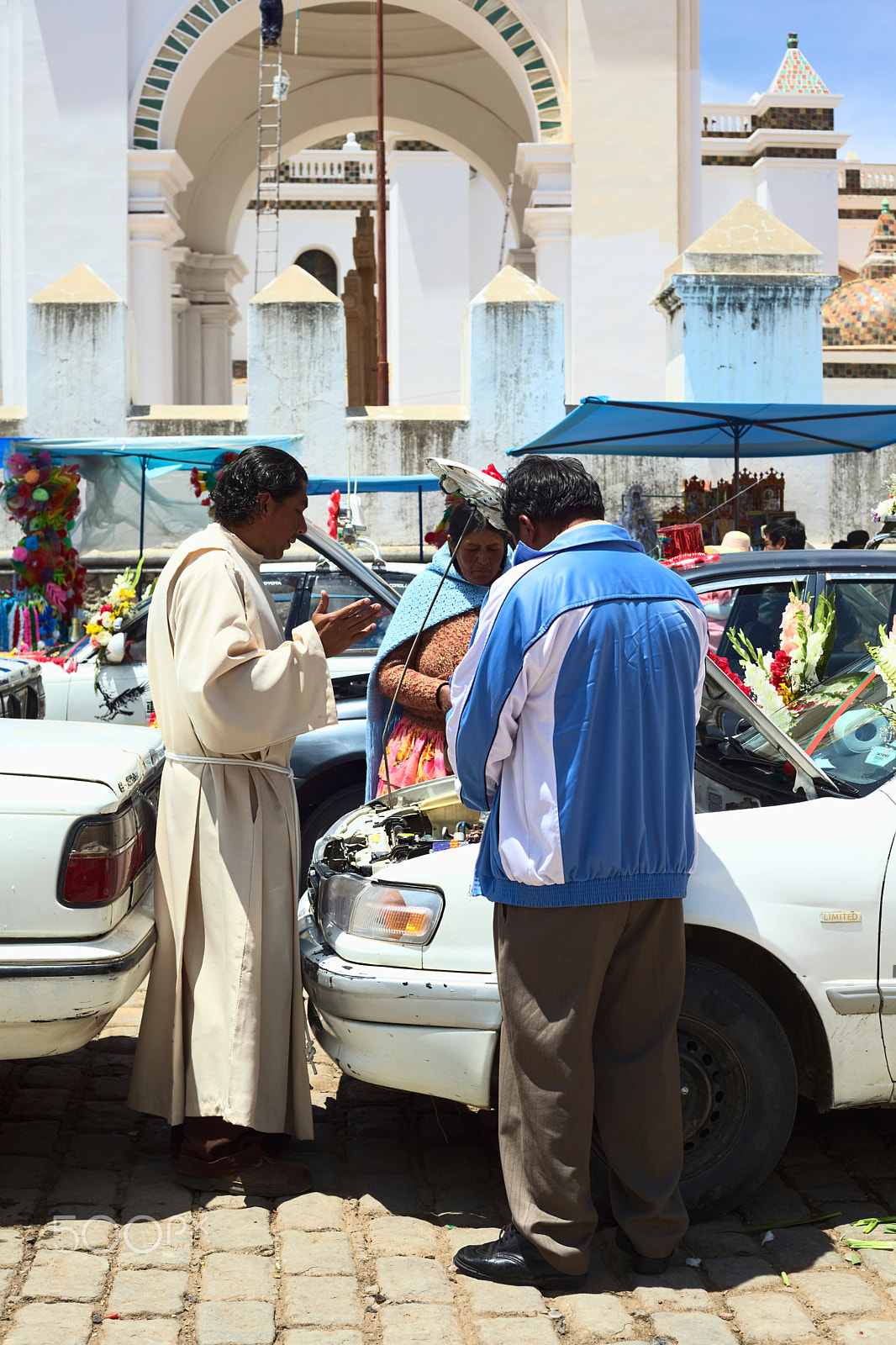 Canon EF 50mm F1.8 II sample photo. Priest blessing a car in copacabana, bolivia photography