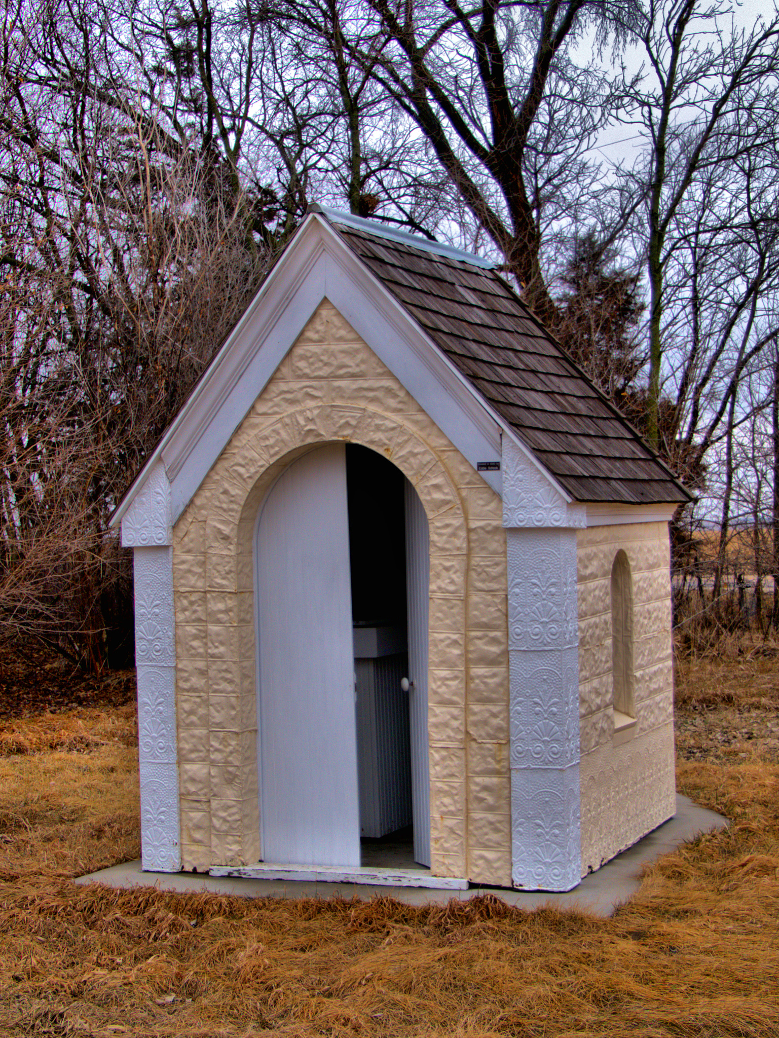 Panasonic Lumix DMC-FZ2500 (Lumix DMC-FZ2000) sample photo. Tiny, tiny chapel photography