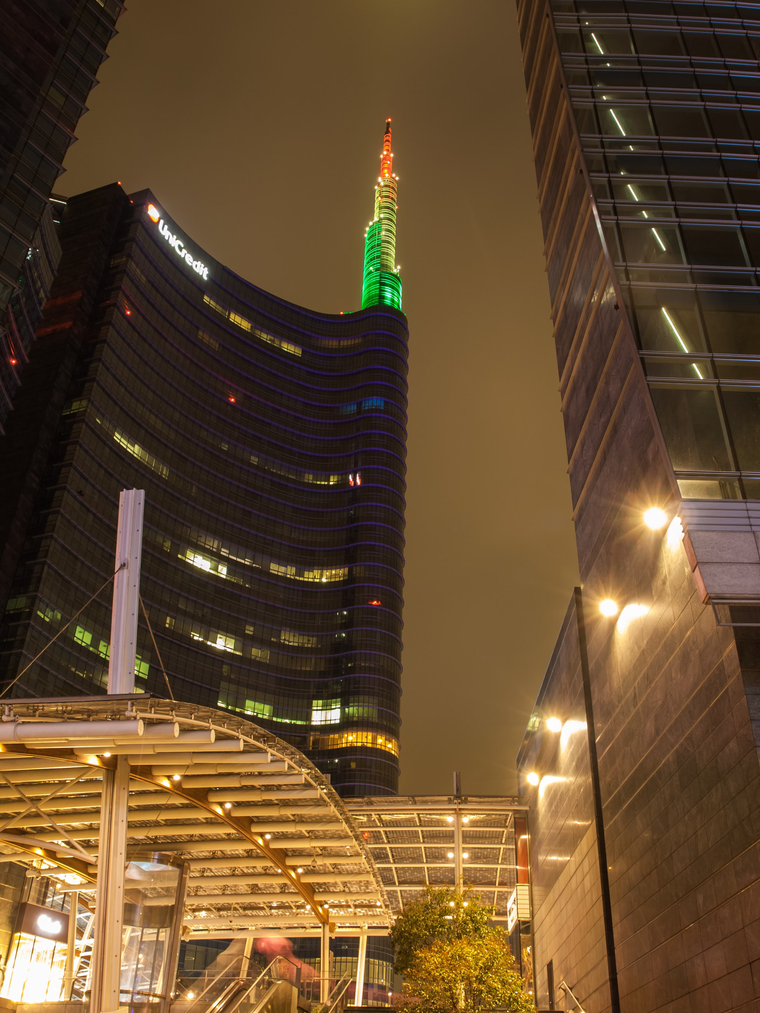 Olympus E-450 (EVOLT E-450) sample photo. Rain and wind effect on a skyscraper photography