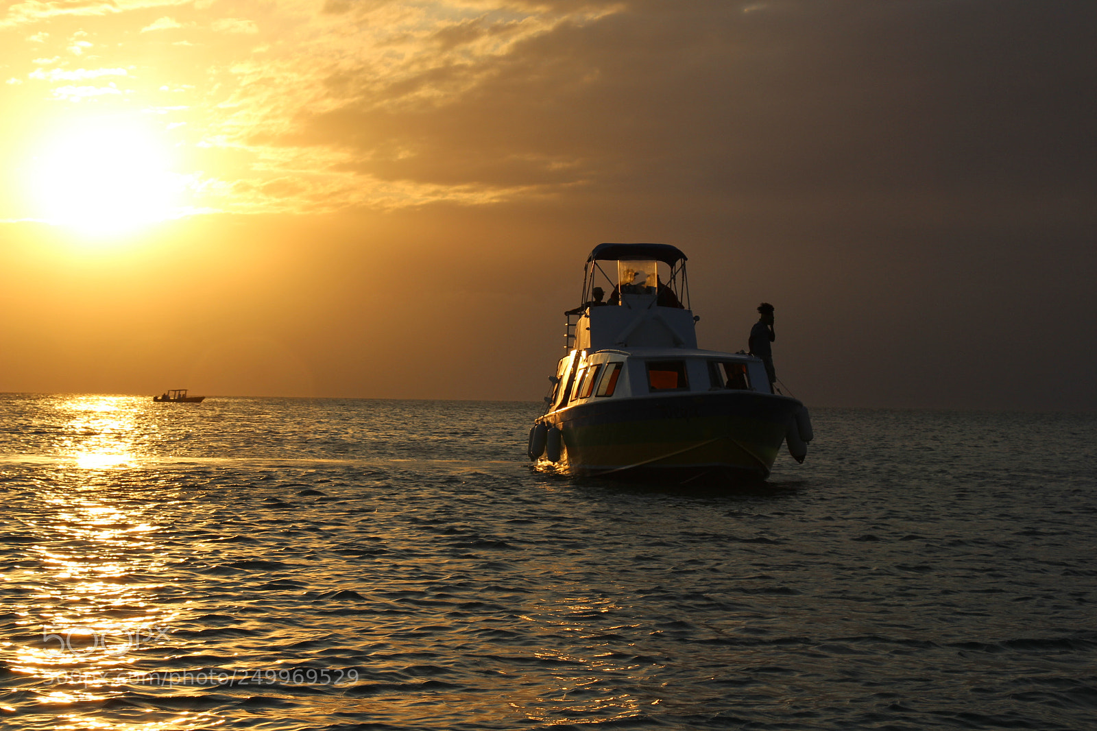 Canon EOS 700D (EOS Rebel T5i / EOS Kiss X7i) sample photo. Evening light & cruise photography