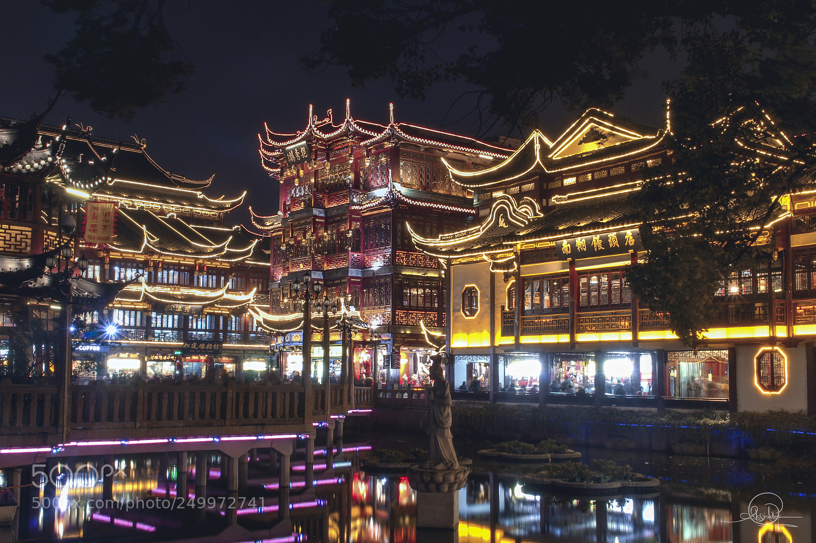 Canon EOS 700D (EOS Rebel T5i / EOS Kiss X7i) sample photo. Lights up in 豫园 photography