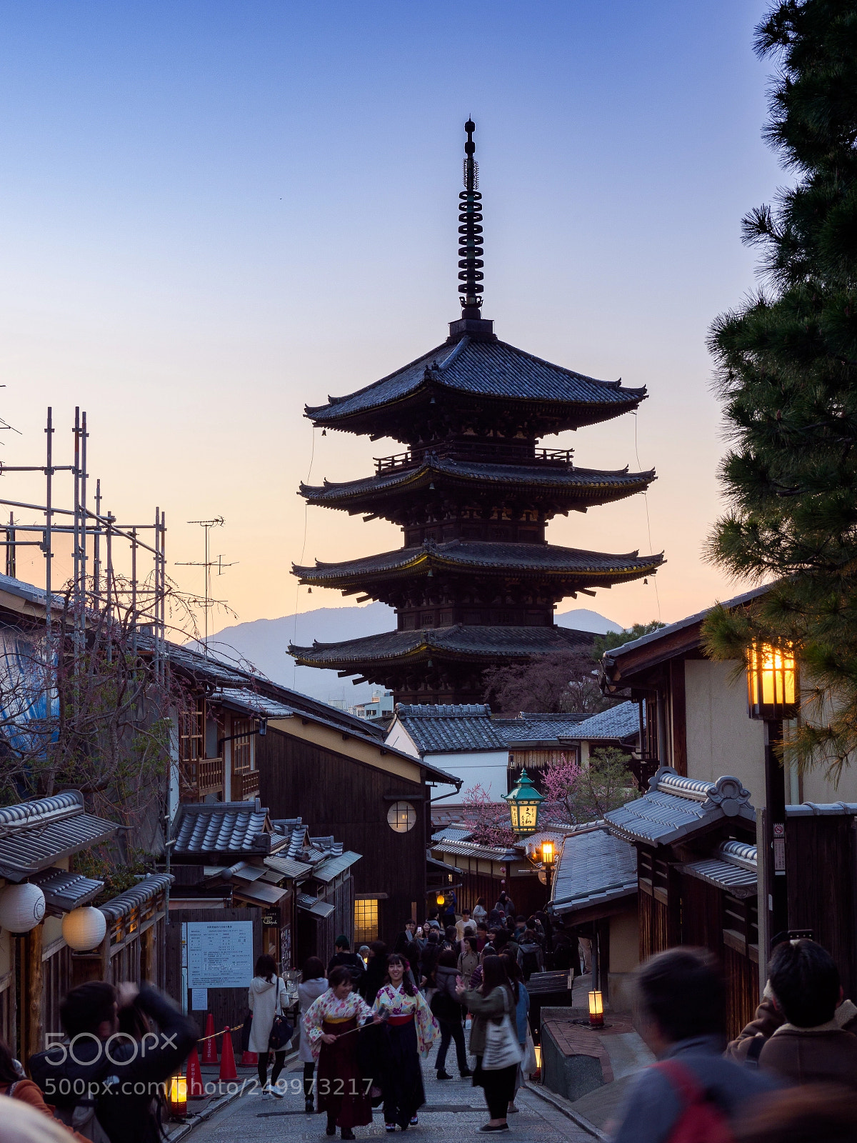 Olympus OM-D E-M1 Mark II sample photo. Ninenzaka at dusk photography