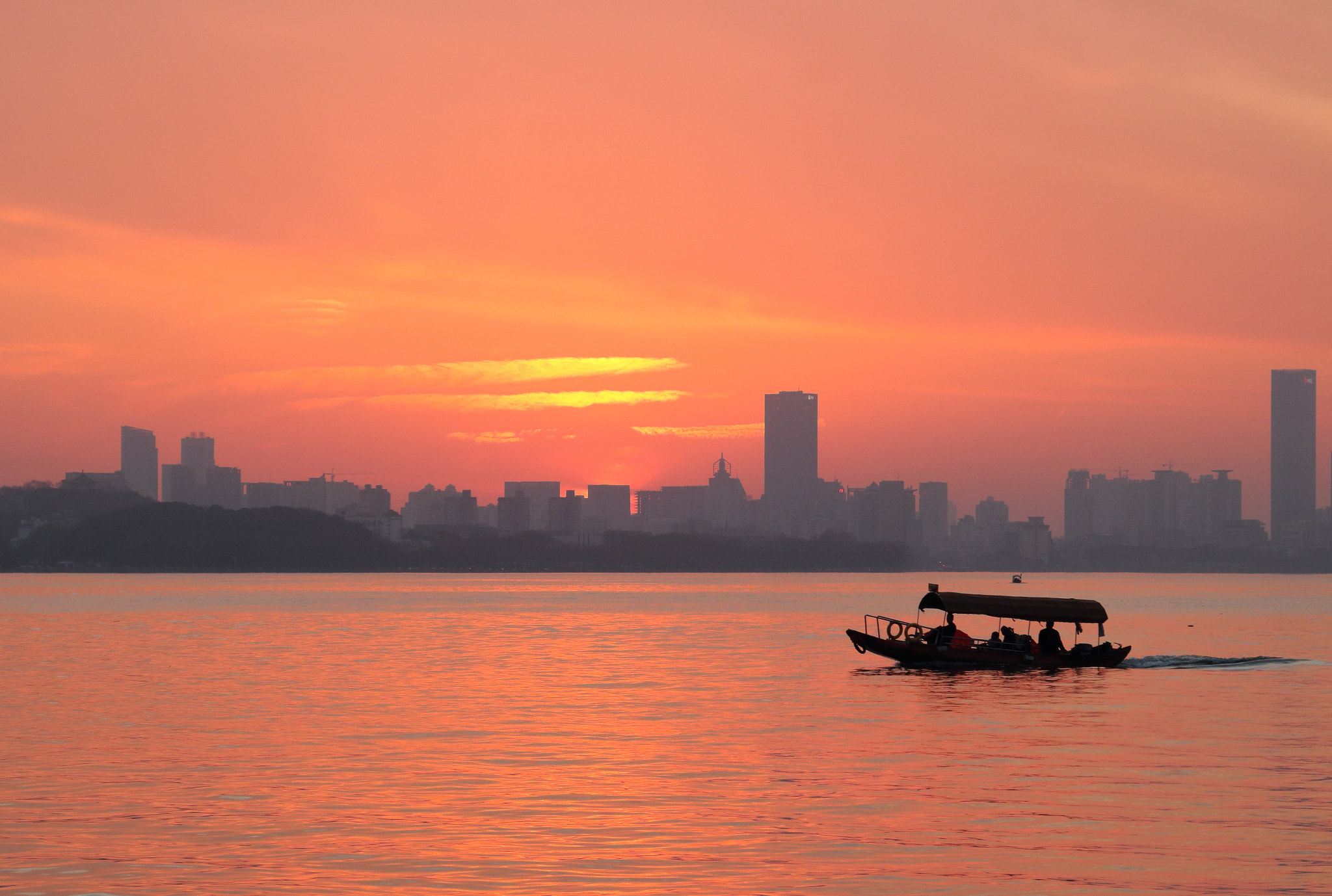 Canon EOS 760D (EOS Rebel T6s / EOS 8000D) sample photo. A returning boat photography