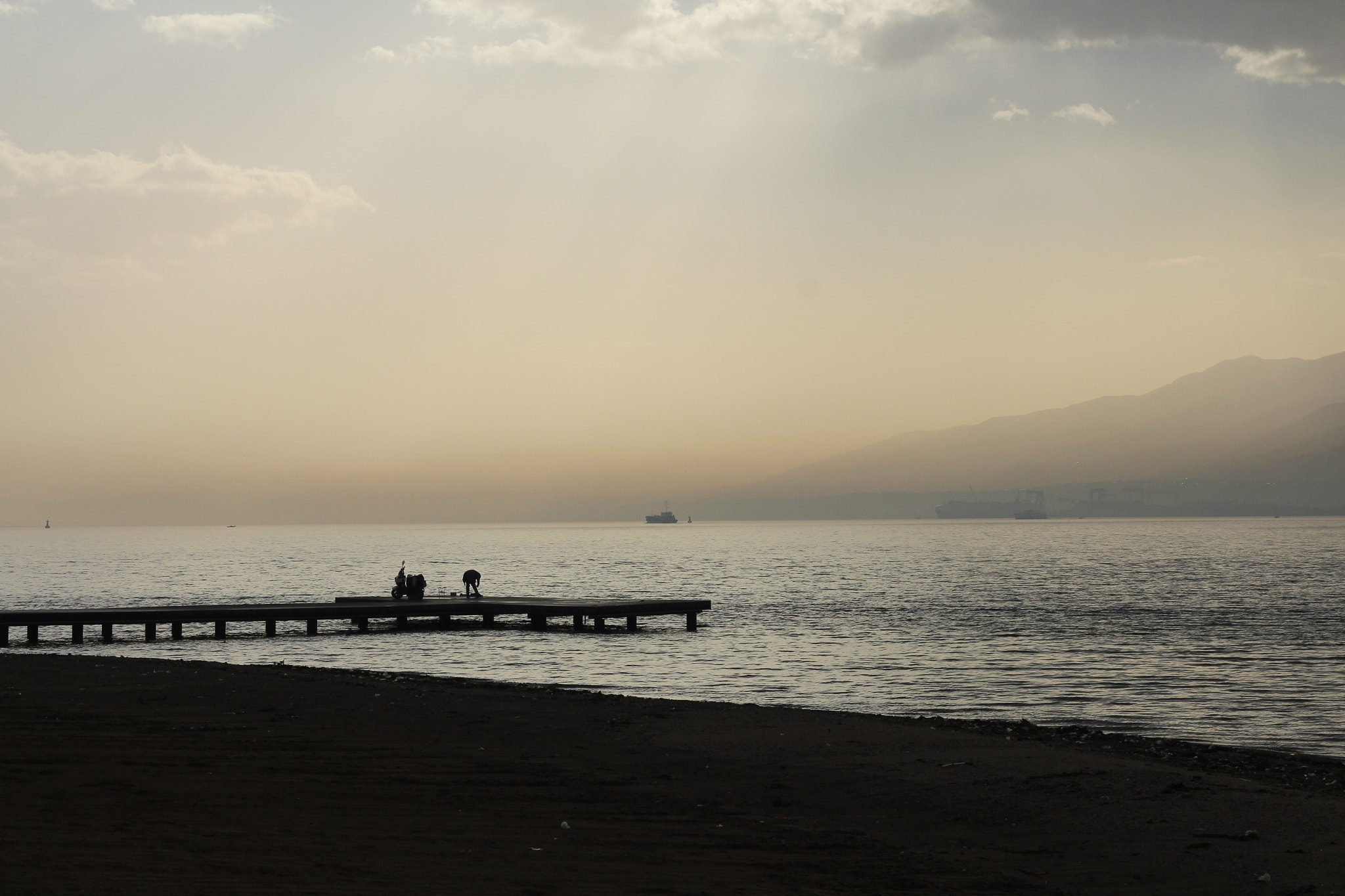 Canon EOS 650D (EOS Rebel T4i / EOS Kiss X6i) + Canon EF 50mm F1.8 II sample photo. Fisherman photography
