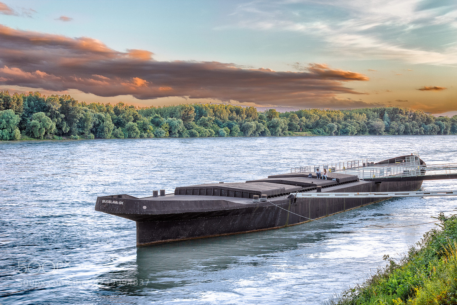 Canon EOS 600D (Rebel EOS T3i / EOS Kiss X5) sample photo. Pontoon on danube photography