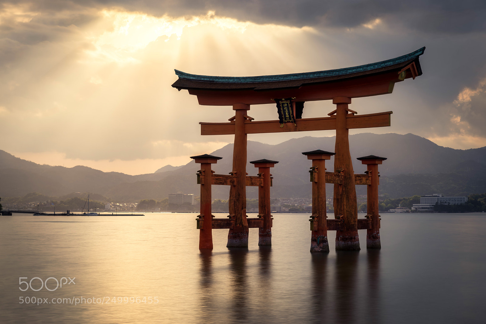 Nikon D610 sample photo. Itsukushima torii sunrays photography