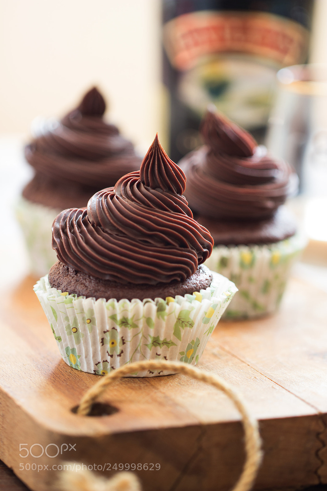 Canon EOS 600D (Rebel EOS T3i / EOS Kiss X5) sample photo. Chocolate cupcakes photography