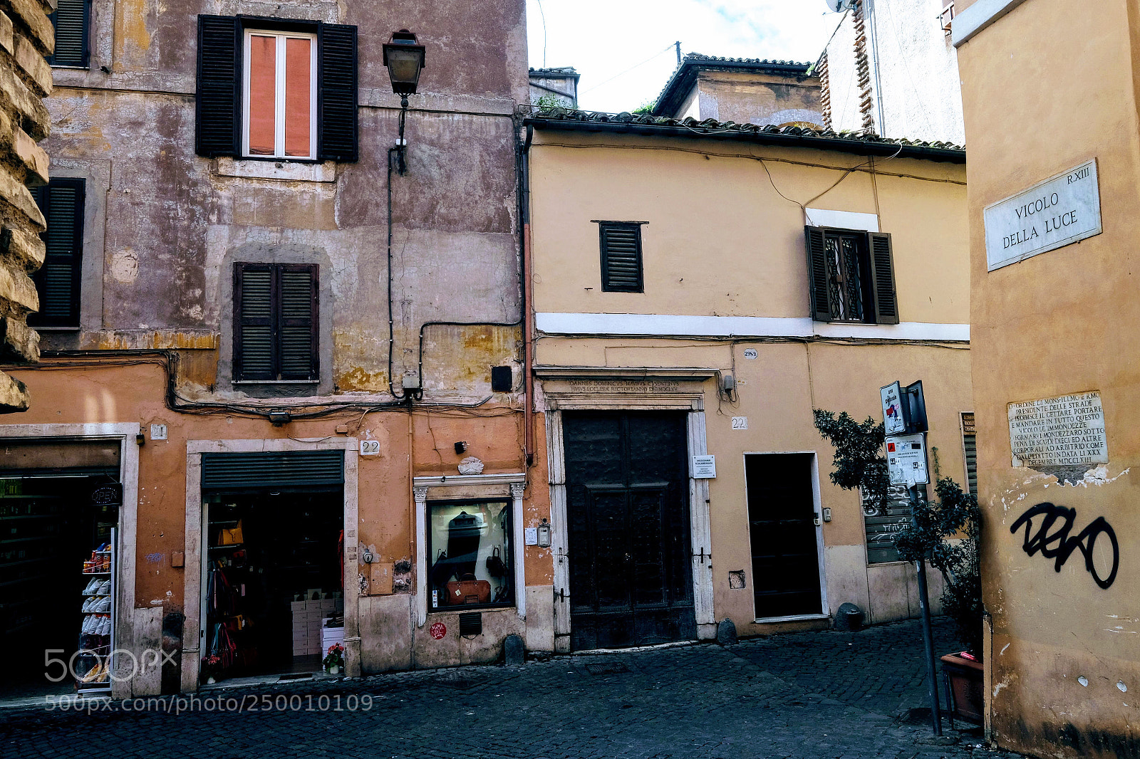 Fujifilm X-E2 sample photo. Vicolo della luce
trastevere photography