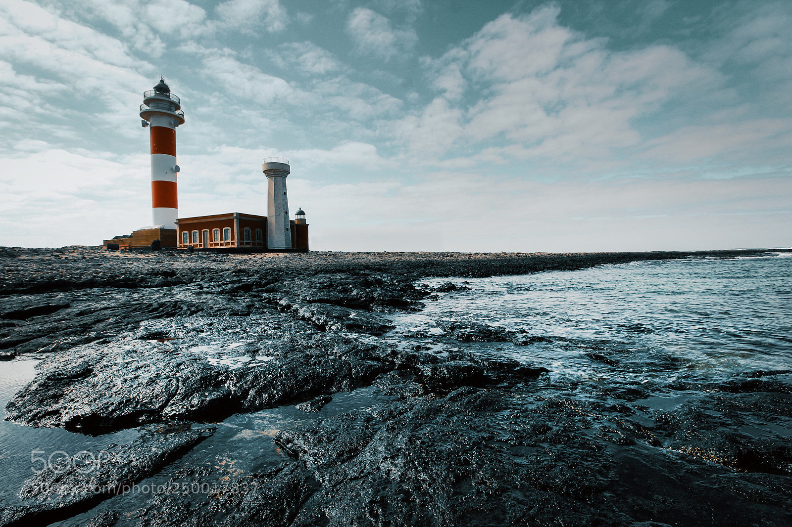 Canon EOS 1300D (EOS Rebel T6 / EOS Kiss X80) sample photo. Red and white lighthouse photography