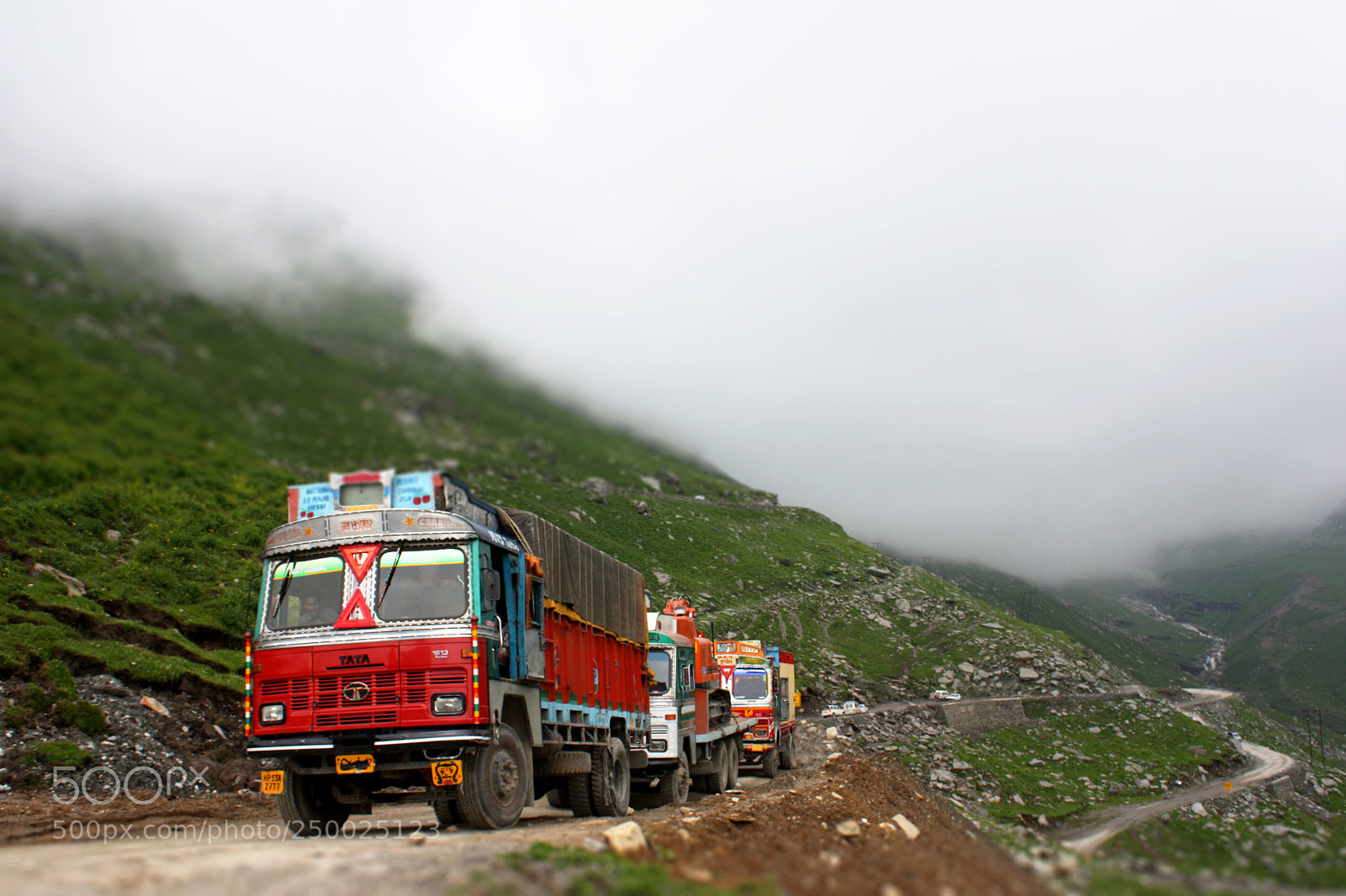 Canon EOS 450D (EOS Rebel XSi / EOS Kiss X2) sample photo. Trucks near rohtang pass. photography