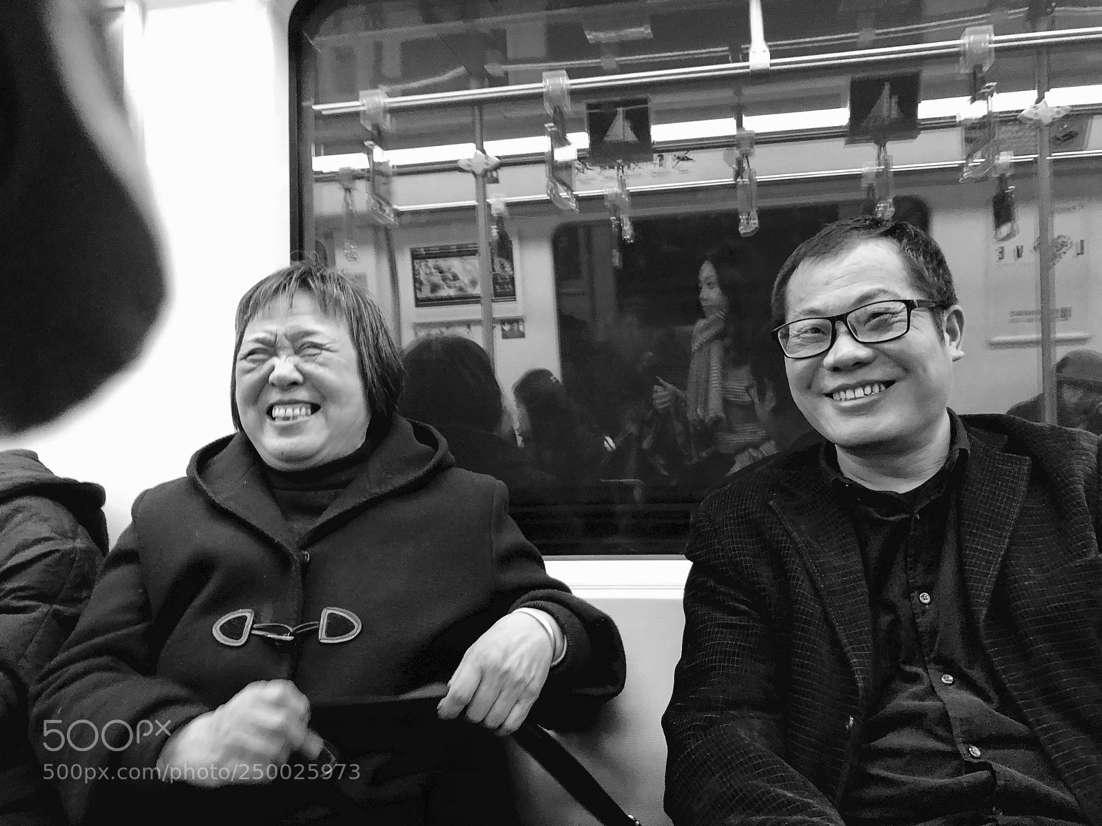 Apple iPhone X sample photo. “地铁上的人” photography