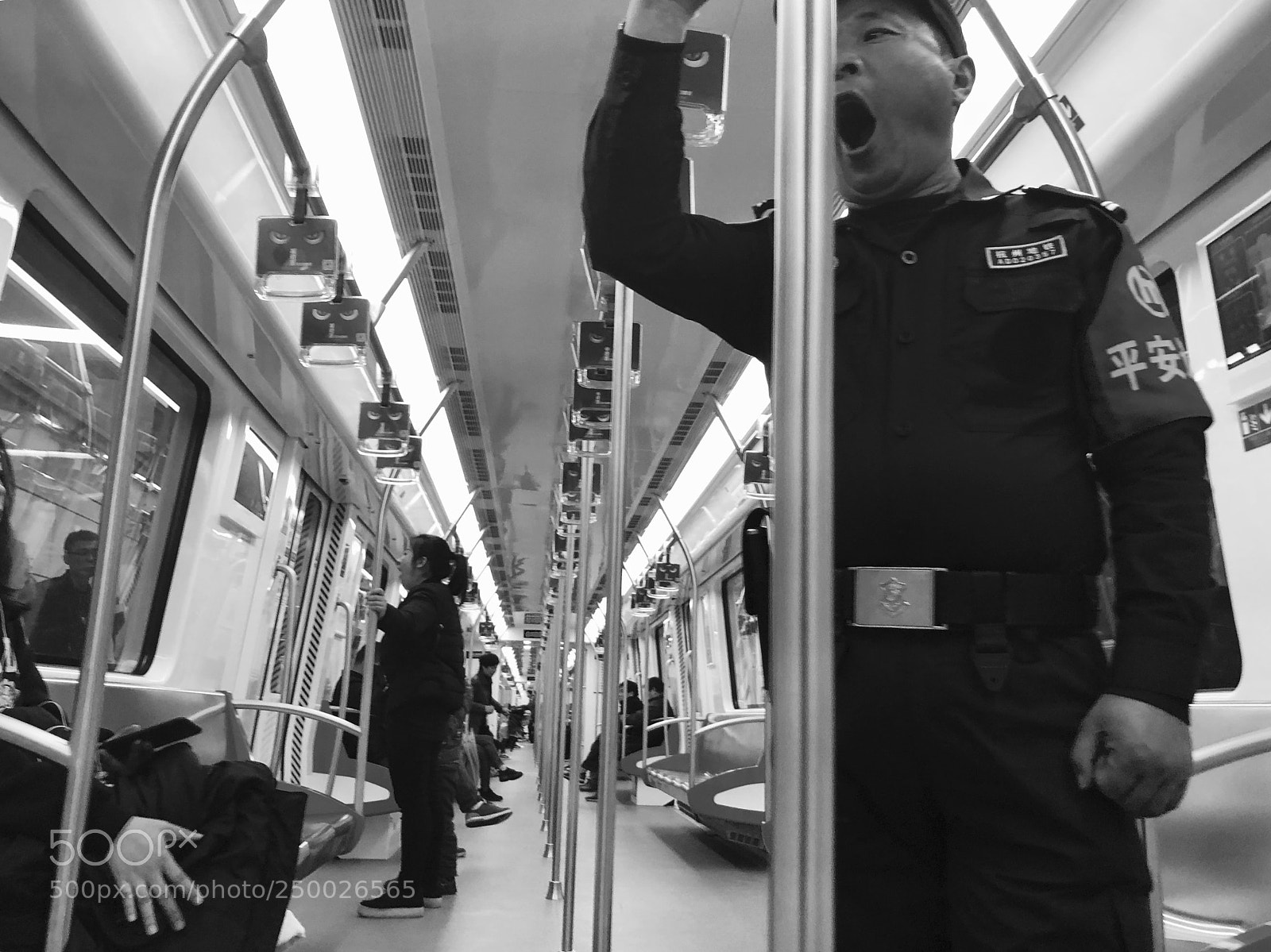 Apple iPhone X sample photo. “地铁上的人” photography