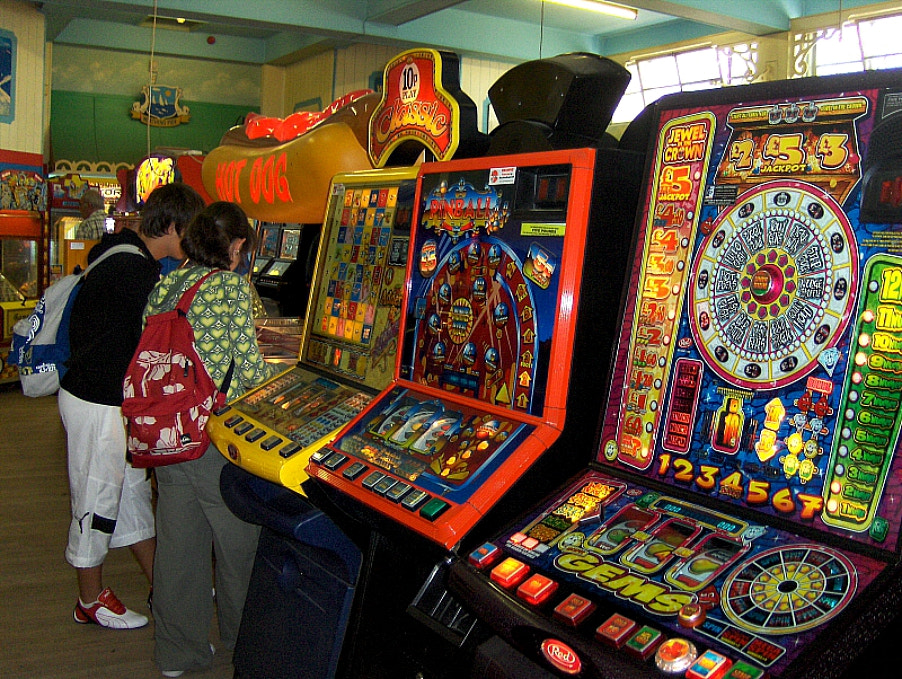 HP PHOTOSMART R927  (V01.00) sample photo. Inside the amusement arcade photography