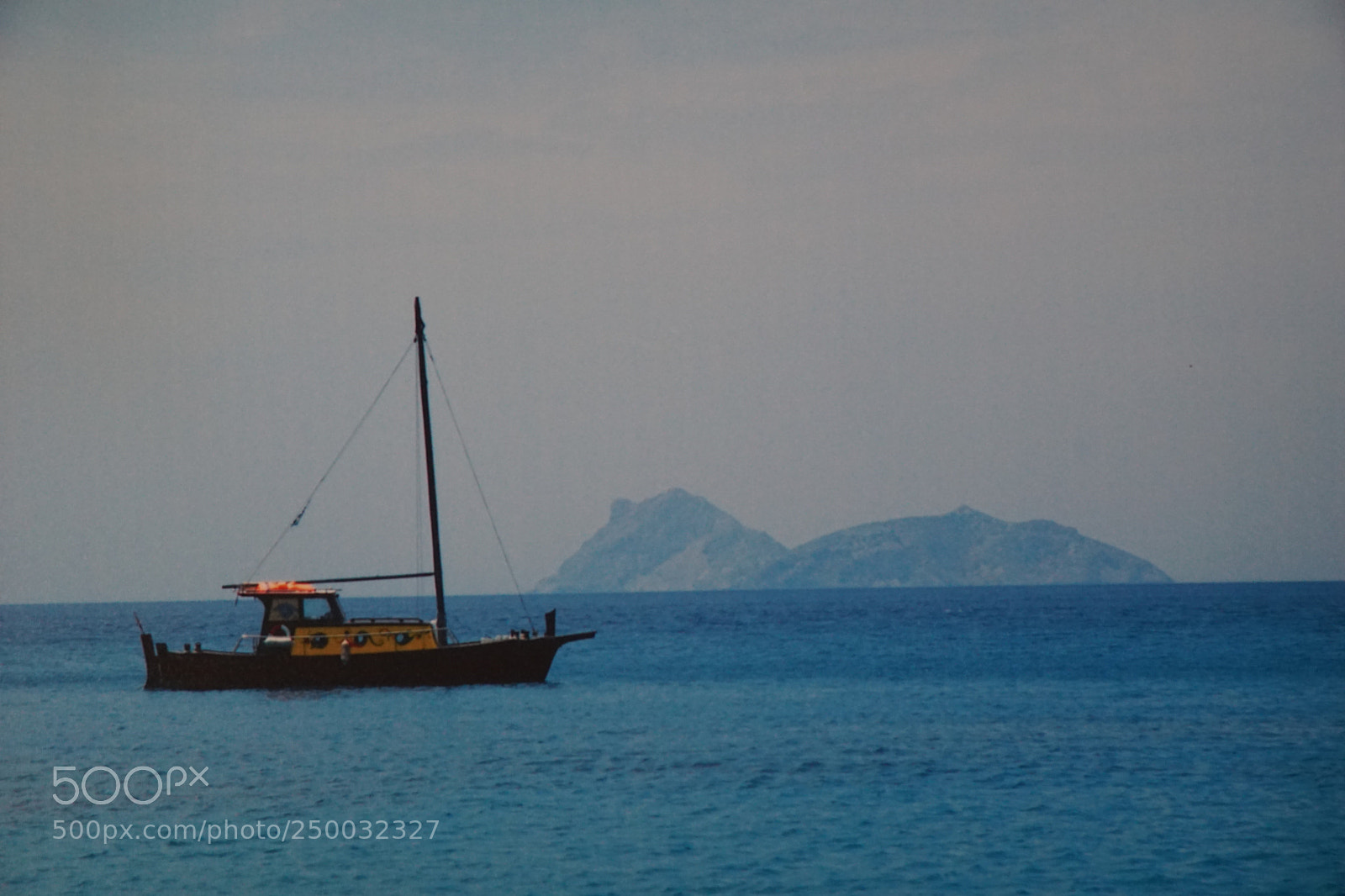 Sony DT 16-50mm F2.8 SSM sample photo. Fischerboot vor der insel photography