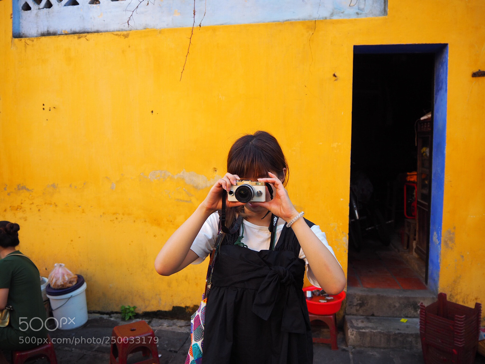 Olympus OM-D E-M10 II sample photo. Yellow wall photography