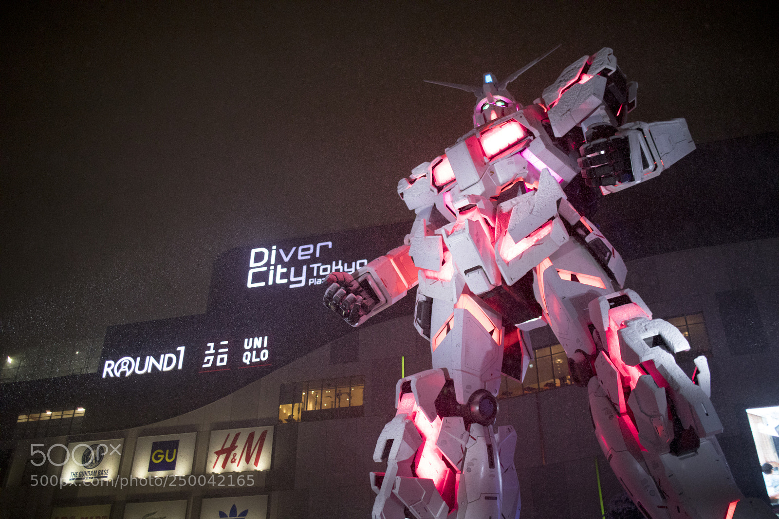 Canon EOS 5D Mark IV sample photo. Heavily snow gundam photography