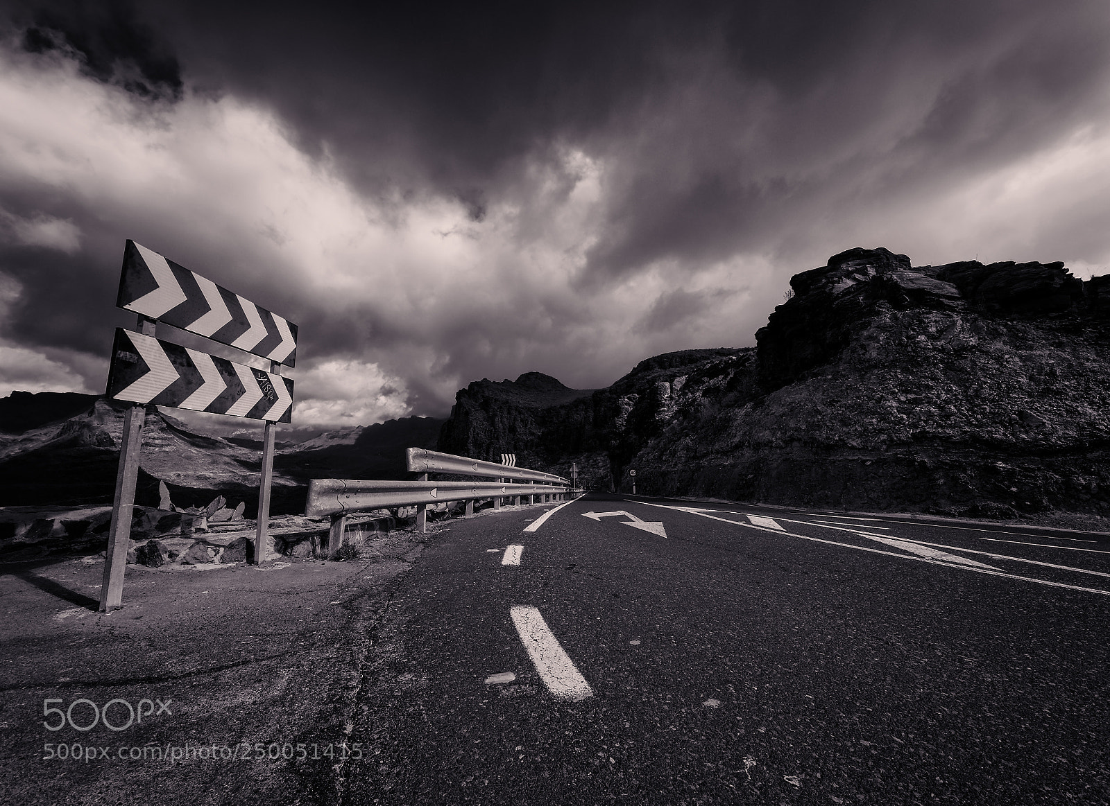 Olympus OM-D E-M5 II sample photo. Solitary road, gran canaria. photography