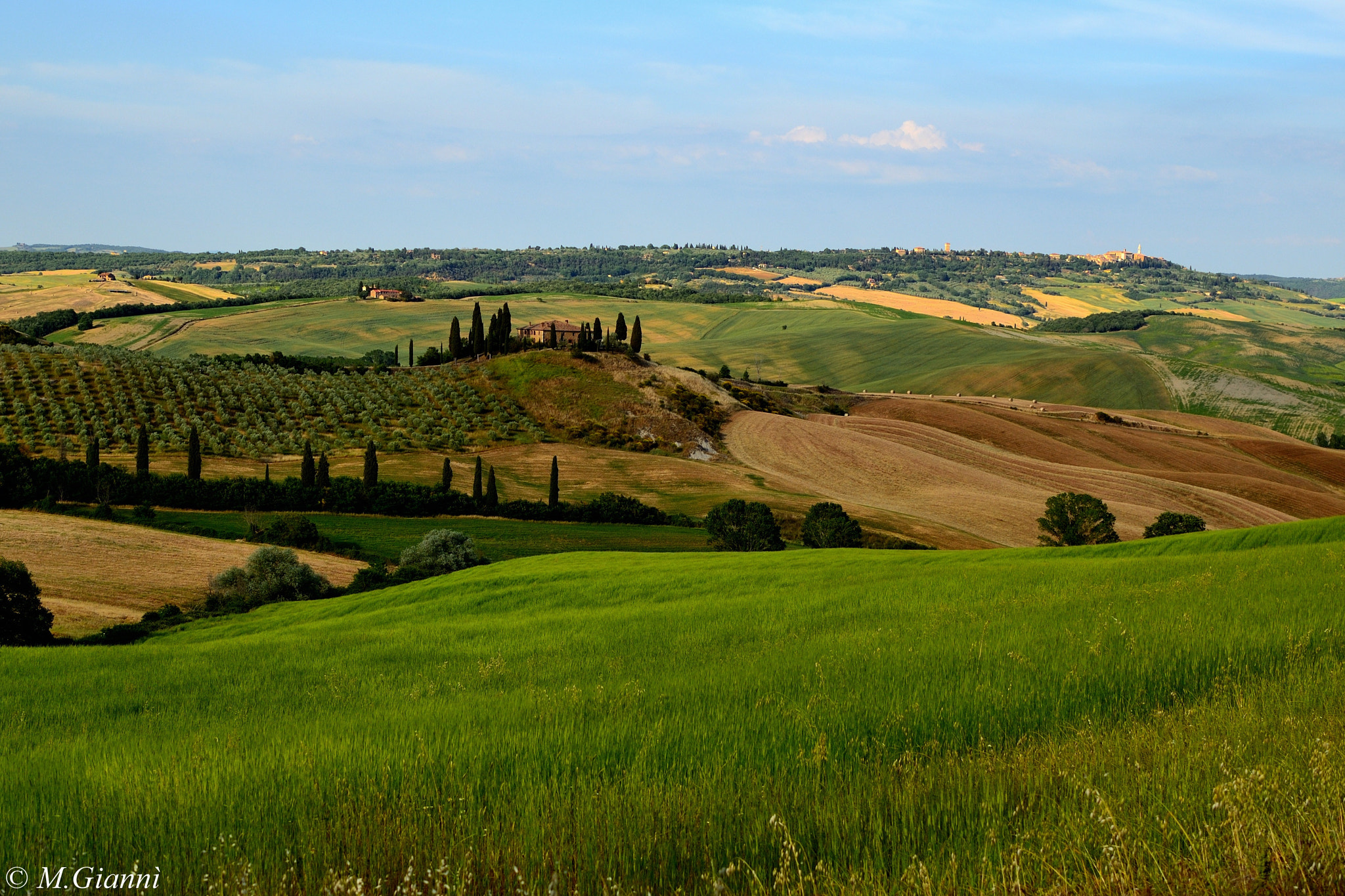 Nikon D3100 + Nikon AF-S DX Nikkor 35mm F1.8G sample photo. Pienza contryside photography