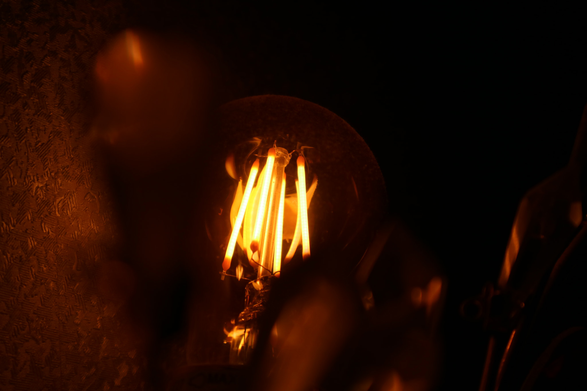 Canon EOS M3 sample photo. Weak yellow led filament in dark room photography