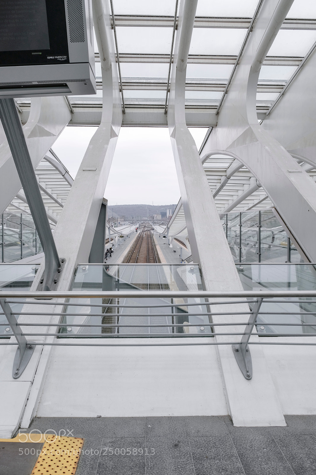 Fujifilm X-T20 sample photo. Standing in minimal architecture photography