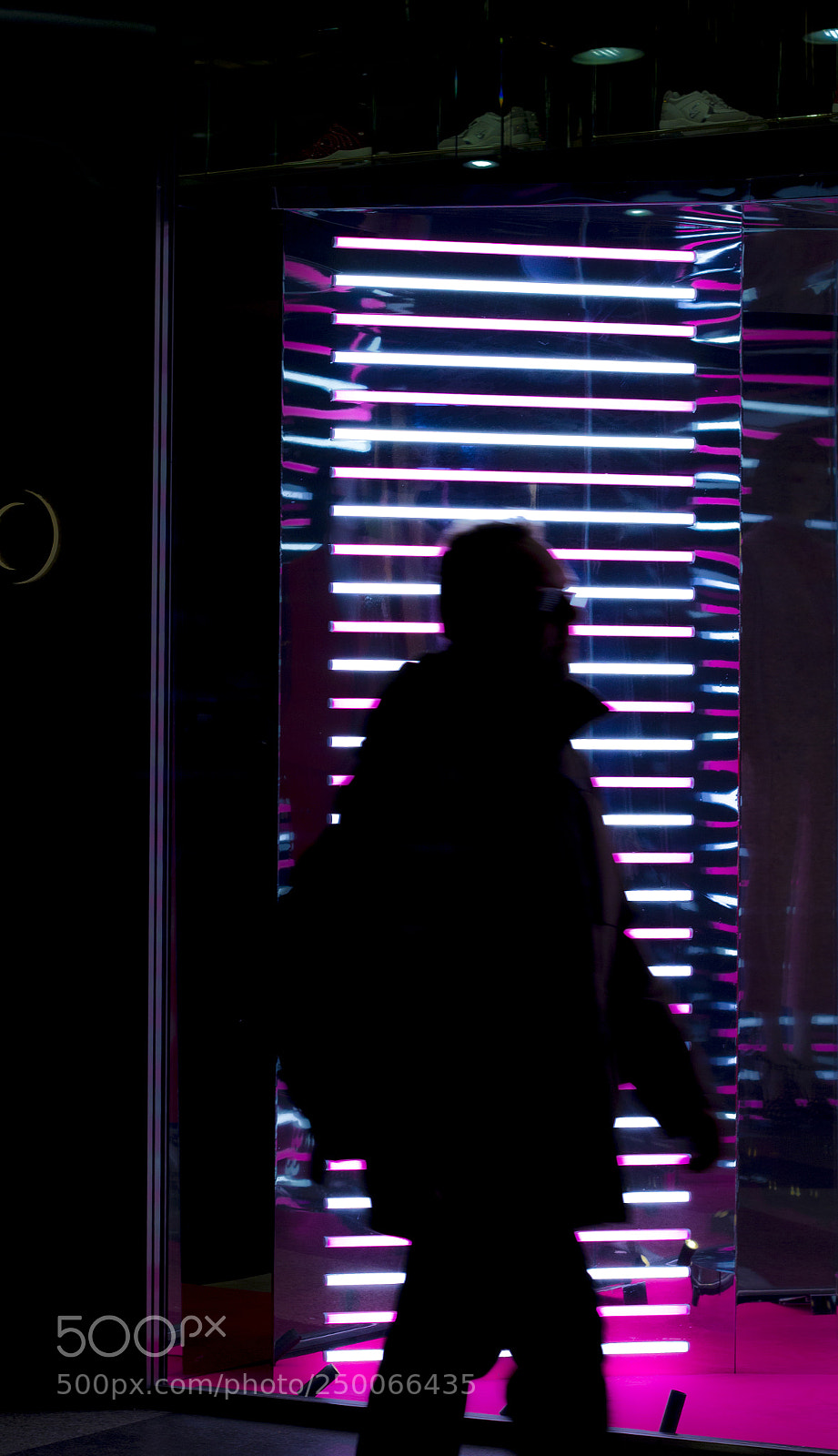 Canon EOS 1200D (EOS Rebel T5 / EOS Kiss X70 / EOS Hi) sample photo. Neon showcase silhouette photography