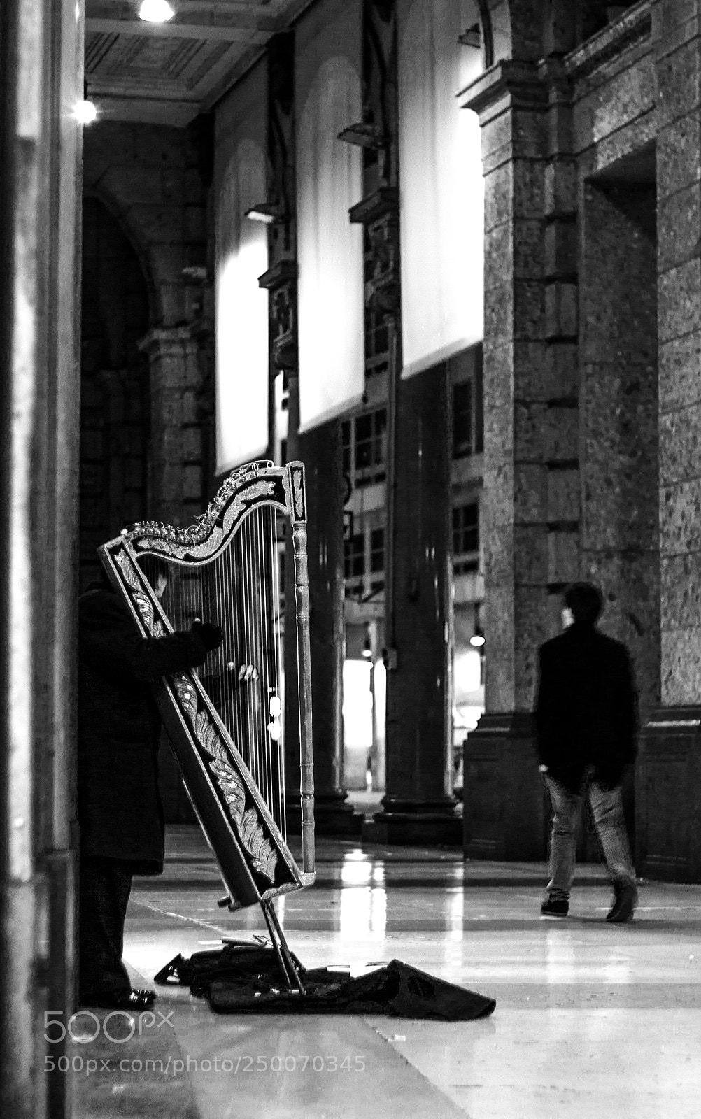 Canon EOS 1200D (EOS Rebel T5 / EOS Kiss X70 / EOS Hi) sample photo. Artist in the street photography