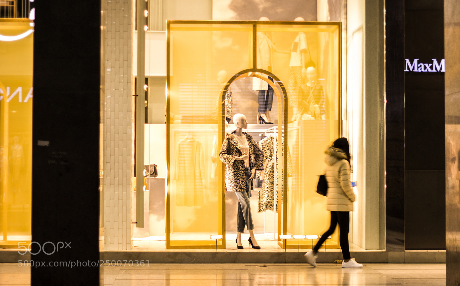 Canon EOS 1200D (EOS Rebel T5 / EOS Kiss X70 / EOS Hi) sample photo. Girl into gold photography