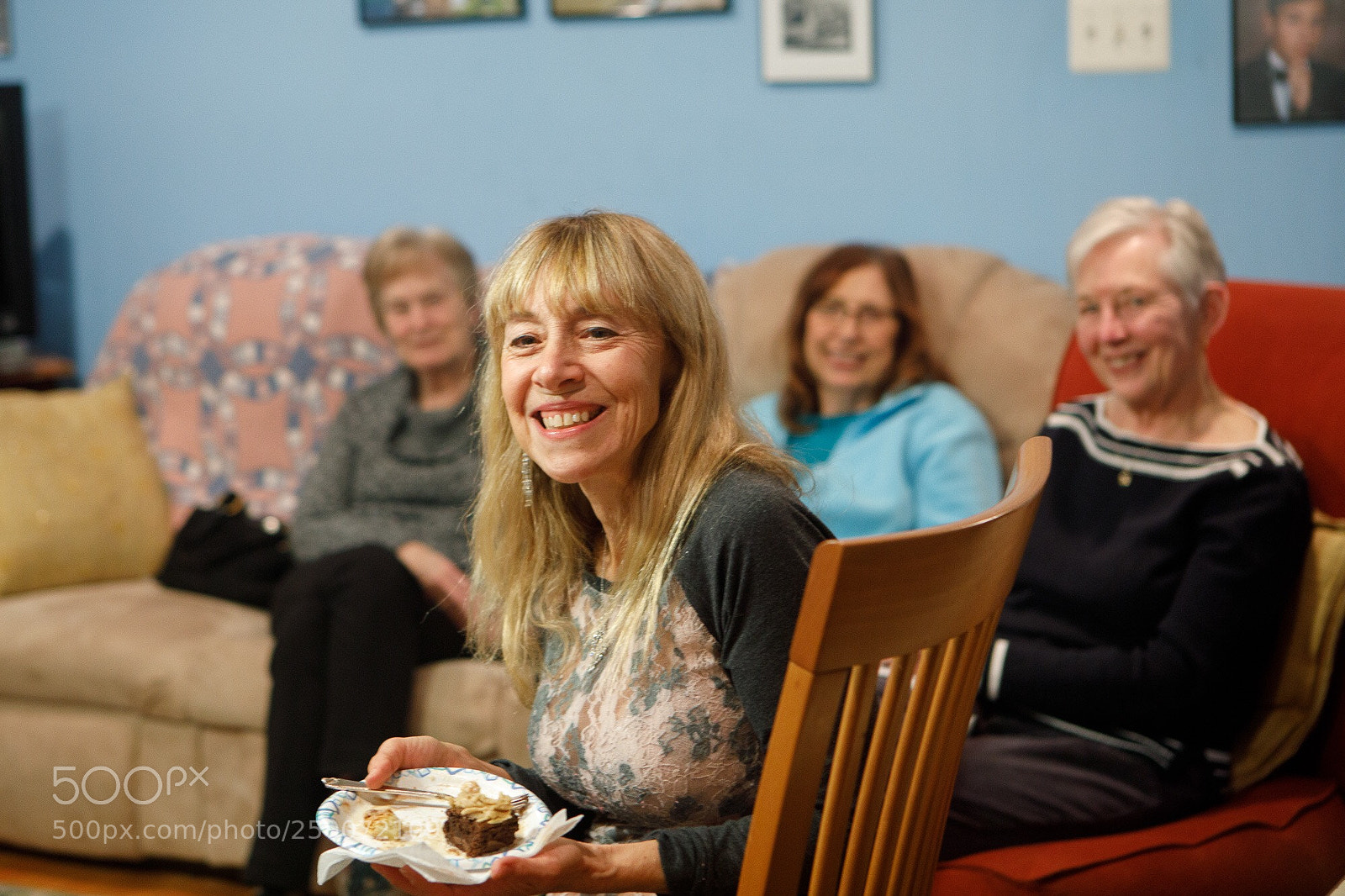 Canon EOS 5D Mark IV sample photo. Wife hosting the bookclub photography
