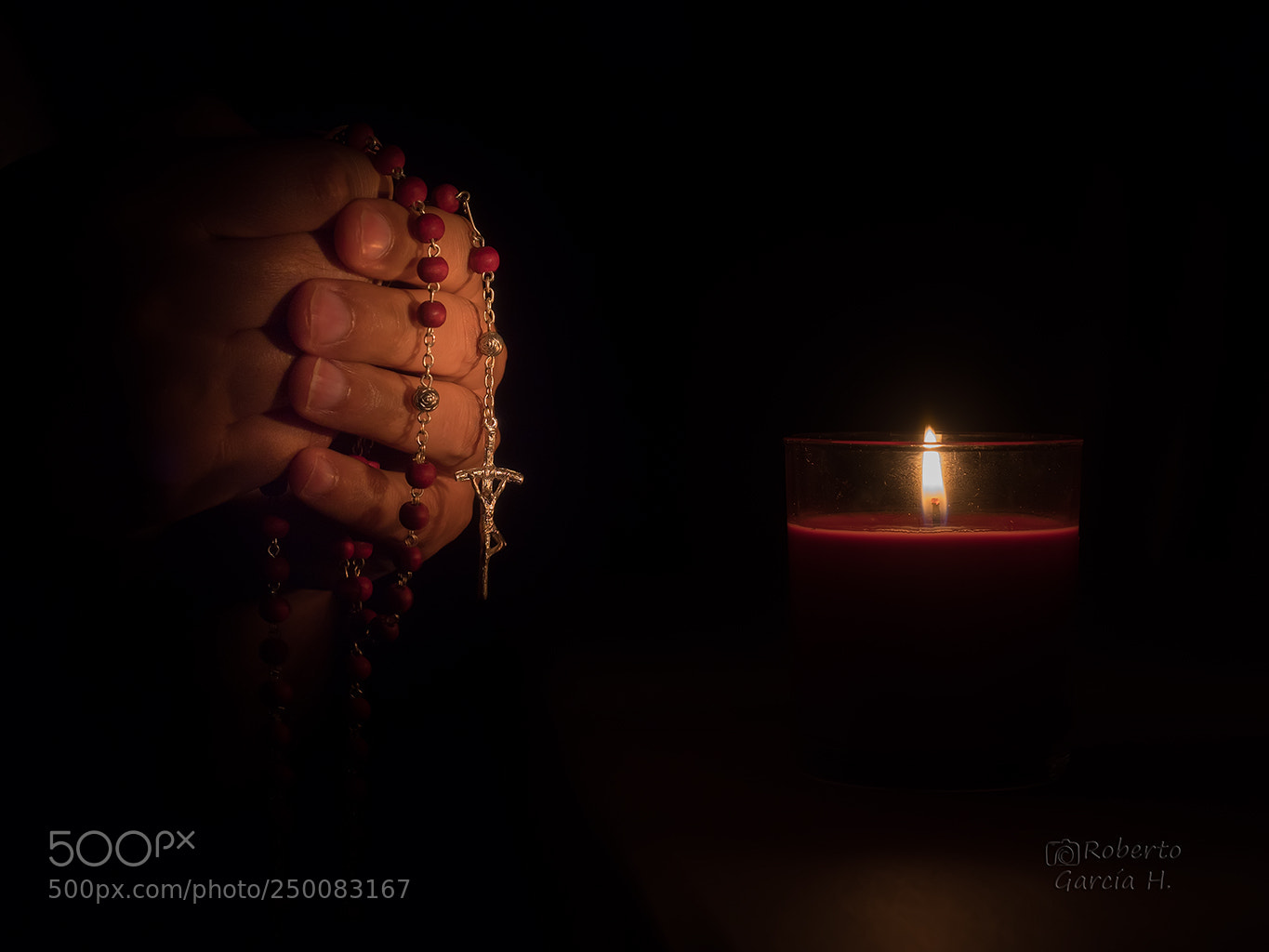 Olympus OM-D E-M1 Mark II sample photo. Rezando el rosario photography