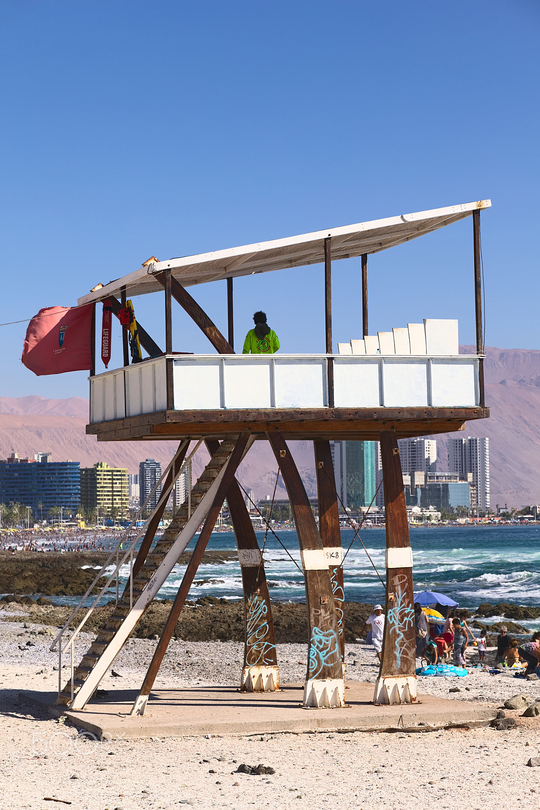 Canon EF 85mm F1.8 USM sample photo. Lifeguard watchtower on cavancha beach in iquique, chile photography