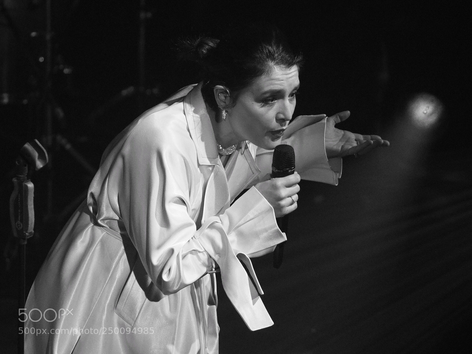 Olympus OM-D E-M1 Mark II sample photo. Jessie ware  photography