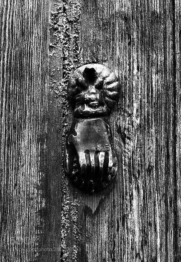 Apple iPhone 4 sample photo. Llamador de la puerta photography