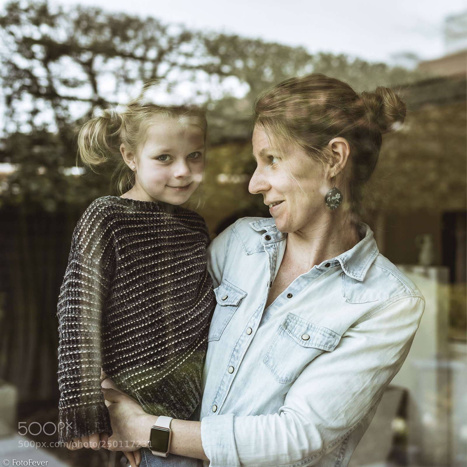 Sony a7R III sample photo. Mother & daughter reflection photography