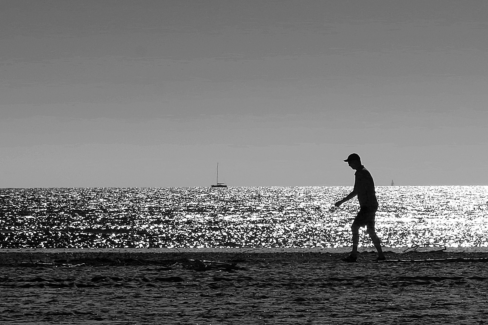 smc PENTAX-DA L 18-55mm F3.5-5.6 sample photo. Walking on the beach. photography