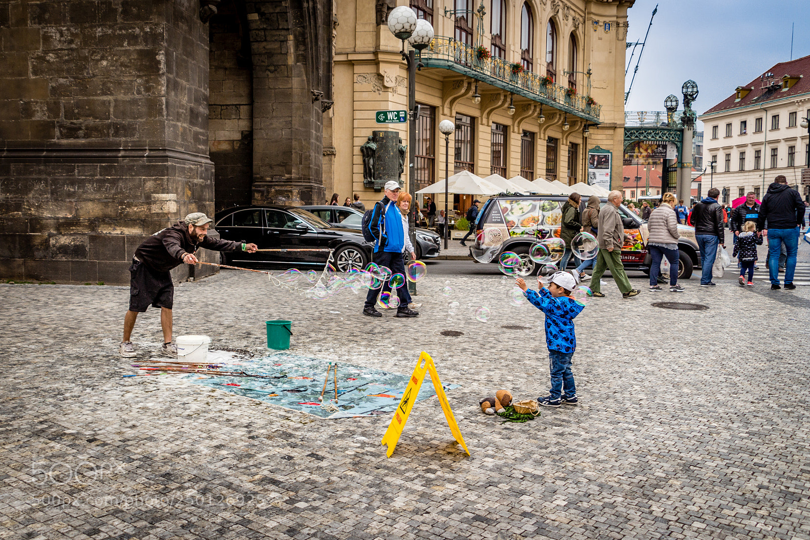 Canon EOS 700D (EOS Rebel T5i / EOS Kiss X7i) sample photo. Street performer in prague photography