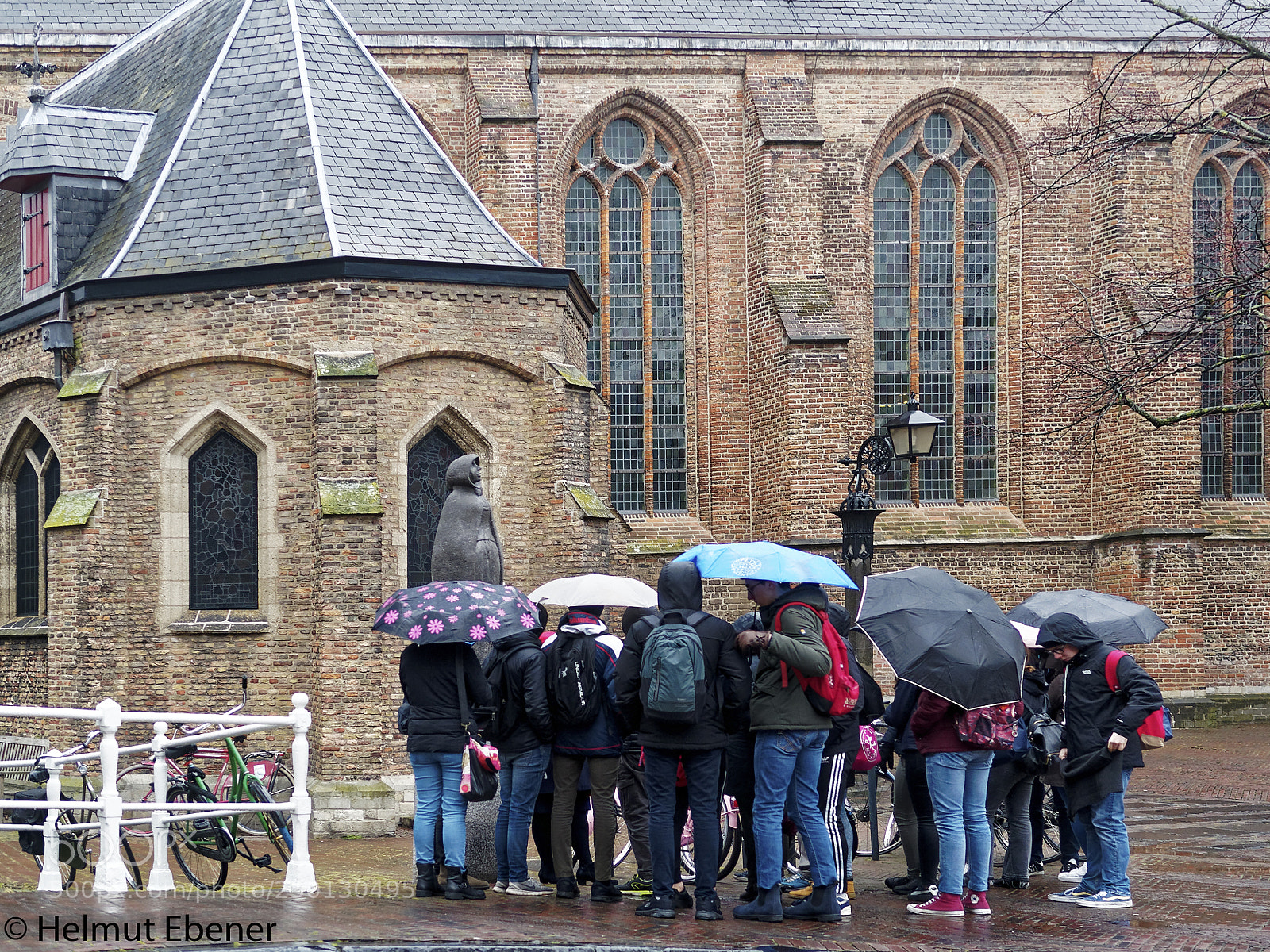 Olympus OM-D E-M5 sample photo. Delft/nl, ..... unterm regenschirm photography