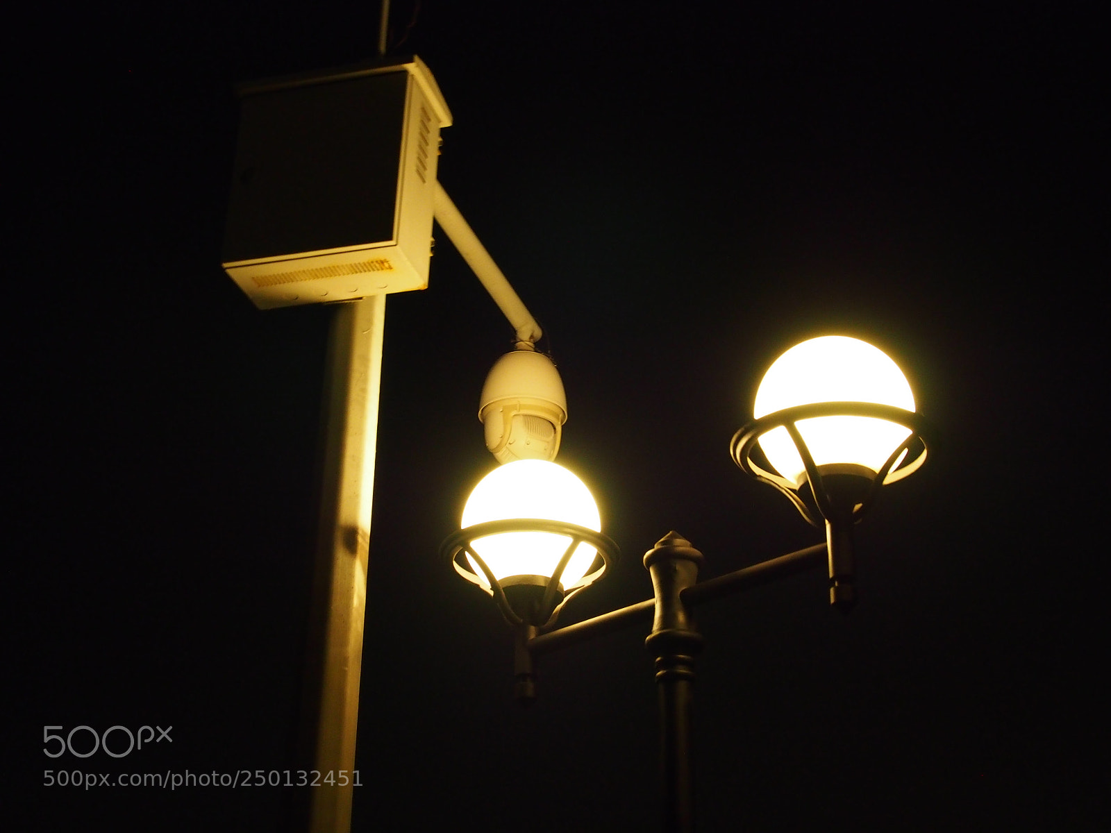 Olympus PEN E-P5 sample photo. Lonely and warm streetlight photography