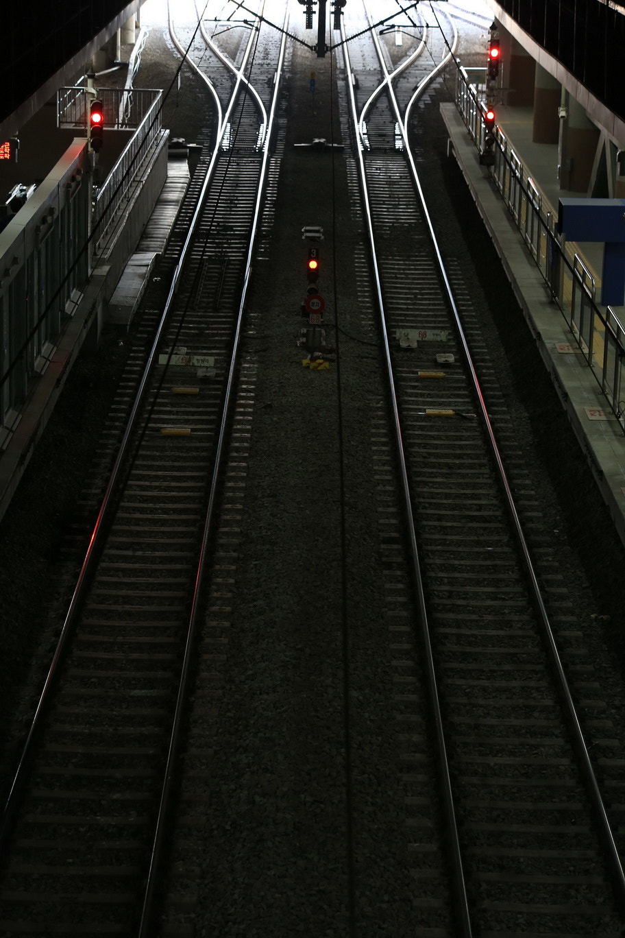 Sigma 70-200mm F2.8 EX DG OS HSM sample photo. Train station in seoul, south korea photography