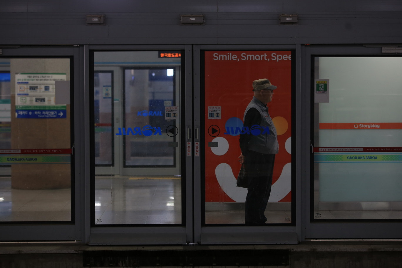 Sigma 70-200mm F2.8 EX DG OS HSM sample photo. Train station in seoul, south korea photography