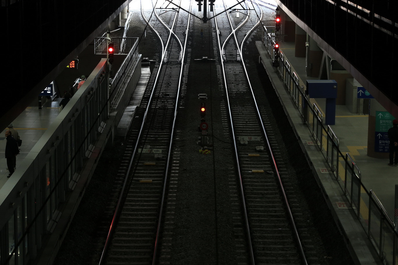 Sigma 70-200mm F2.8 EX DG OS HSM sample photo. Train station in seoul, south korea photography