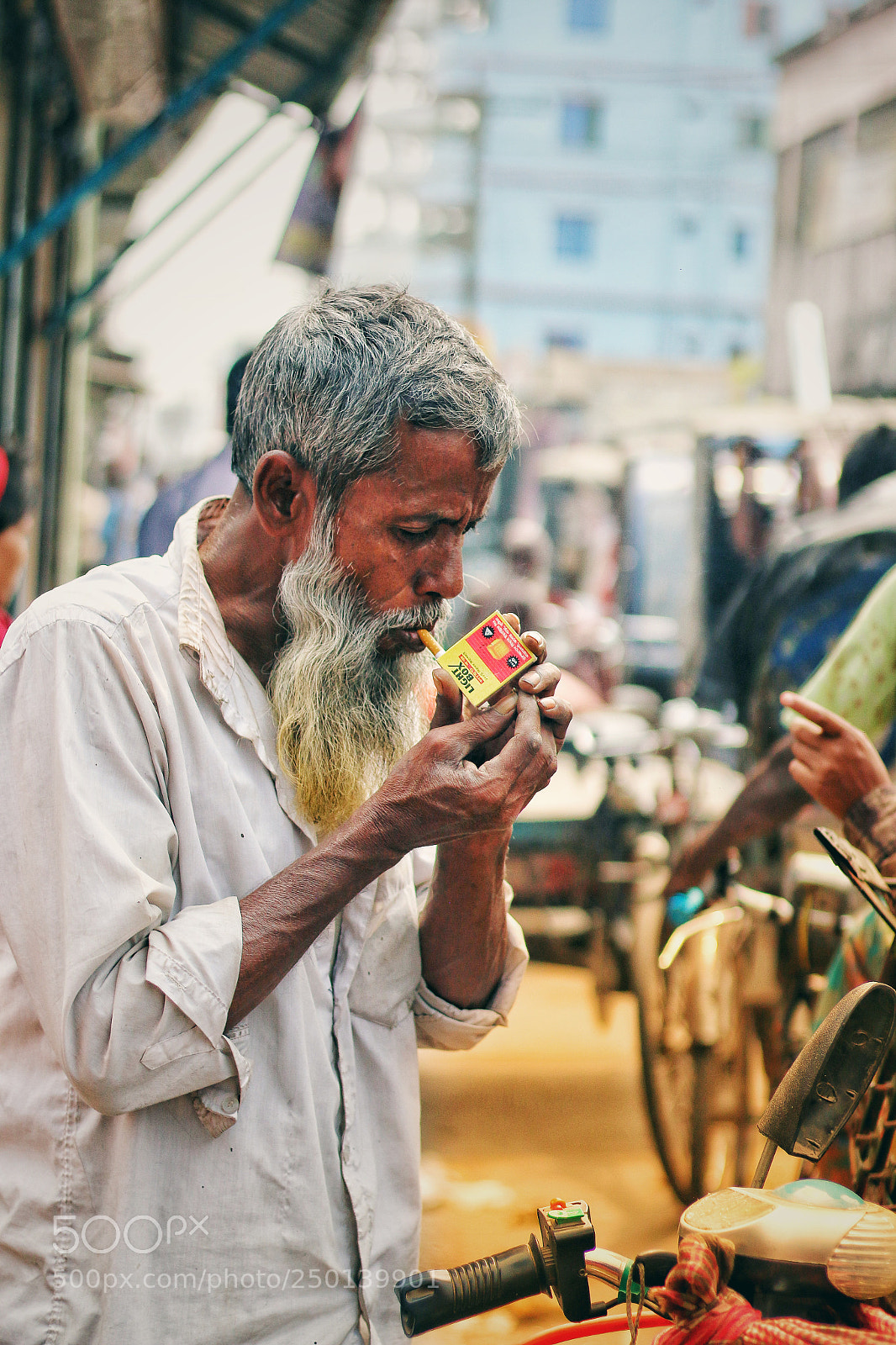 Canon EOS 70D sample photo. A old street smoker. photography